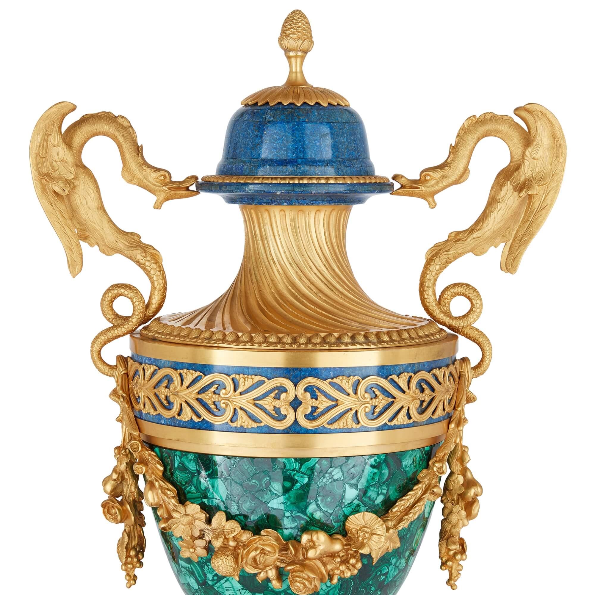 Paar französische Vasen im Empire-Stil aus Malachit, Lapislazuli und Goldbronze (Gegossen) im Angebot