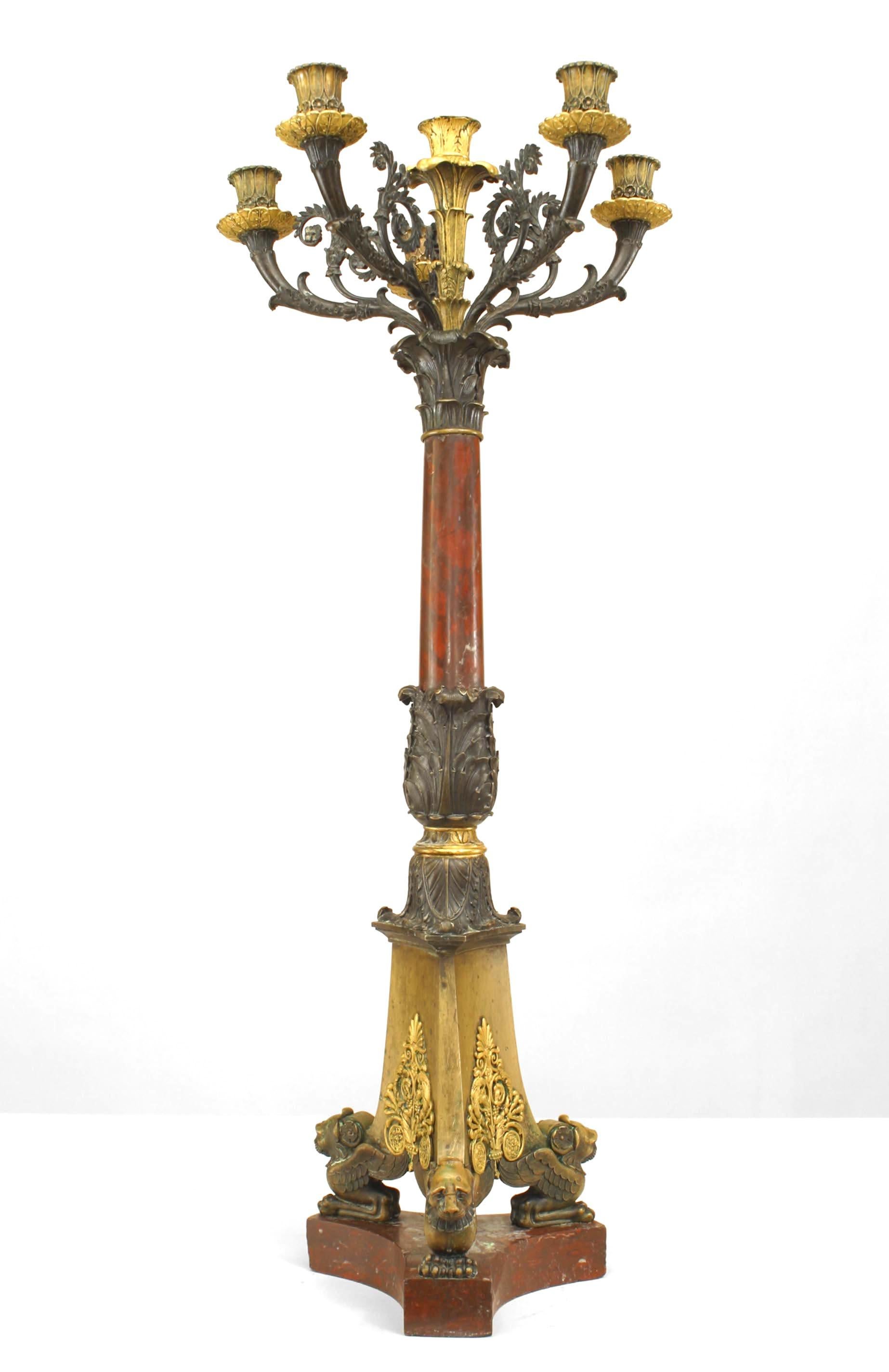 Pareja de candelabros de 6 brazos con columna de bronce y mármol rouge, de estilo Imperio francés (s. XIX), con 3 figuras de leones en la base. (PRECIO POR PAR)
