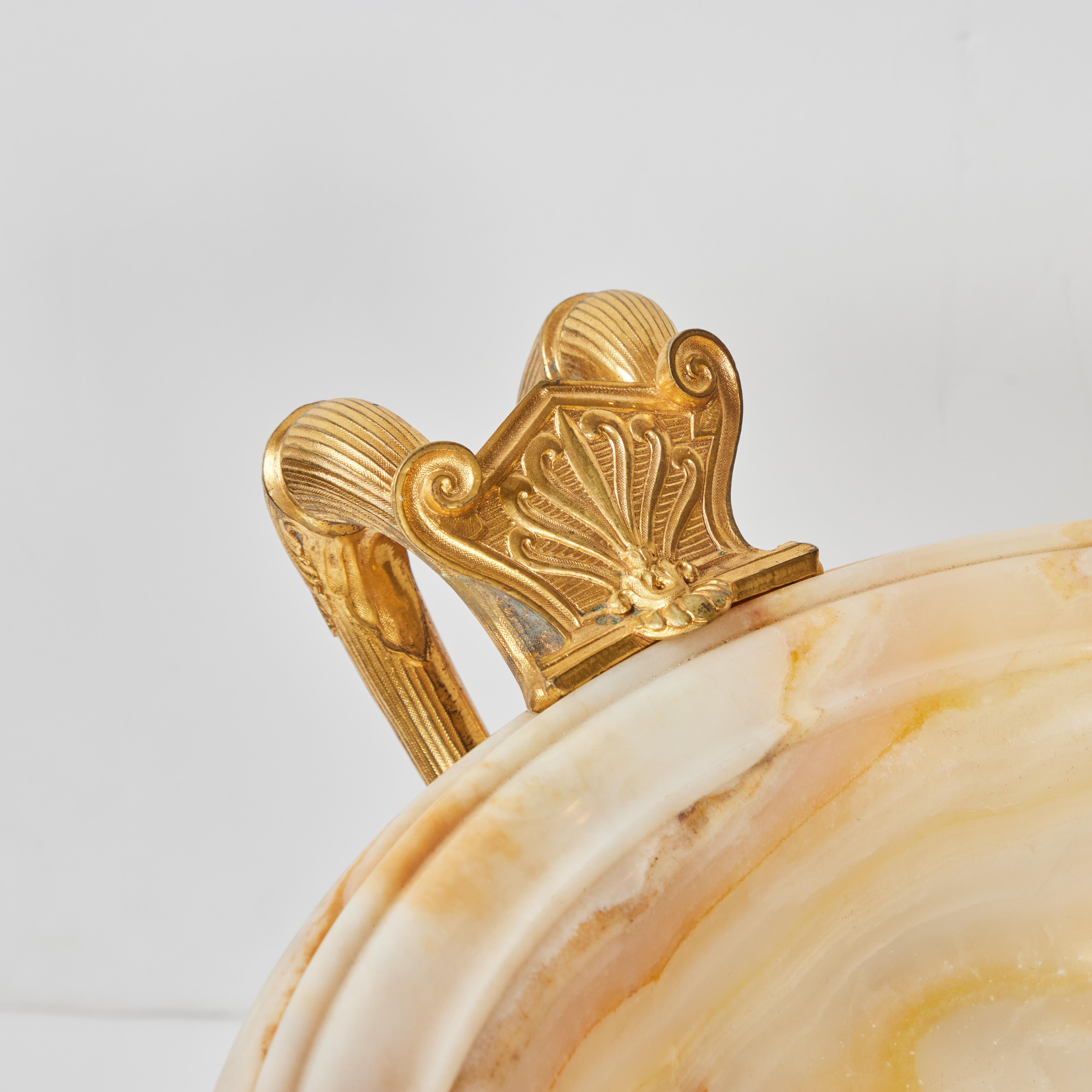 Paire de tazzas de style Empire français en onyx et bronze doré en vente 8