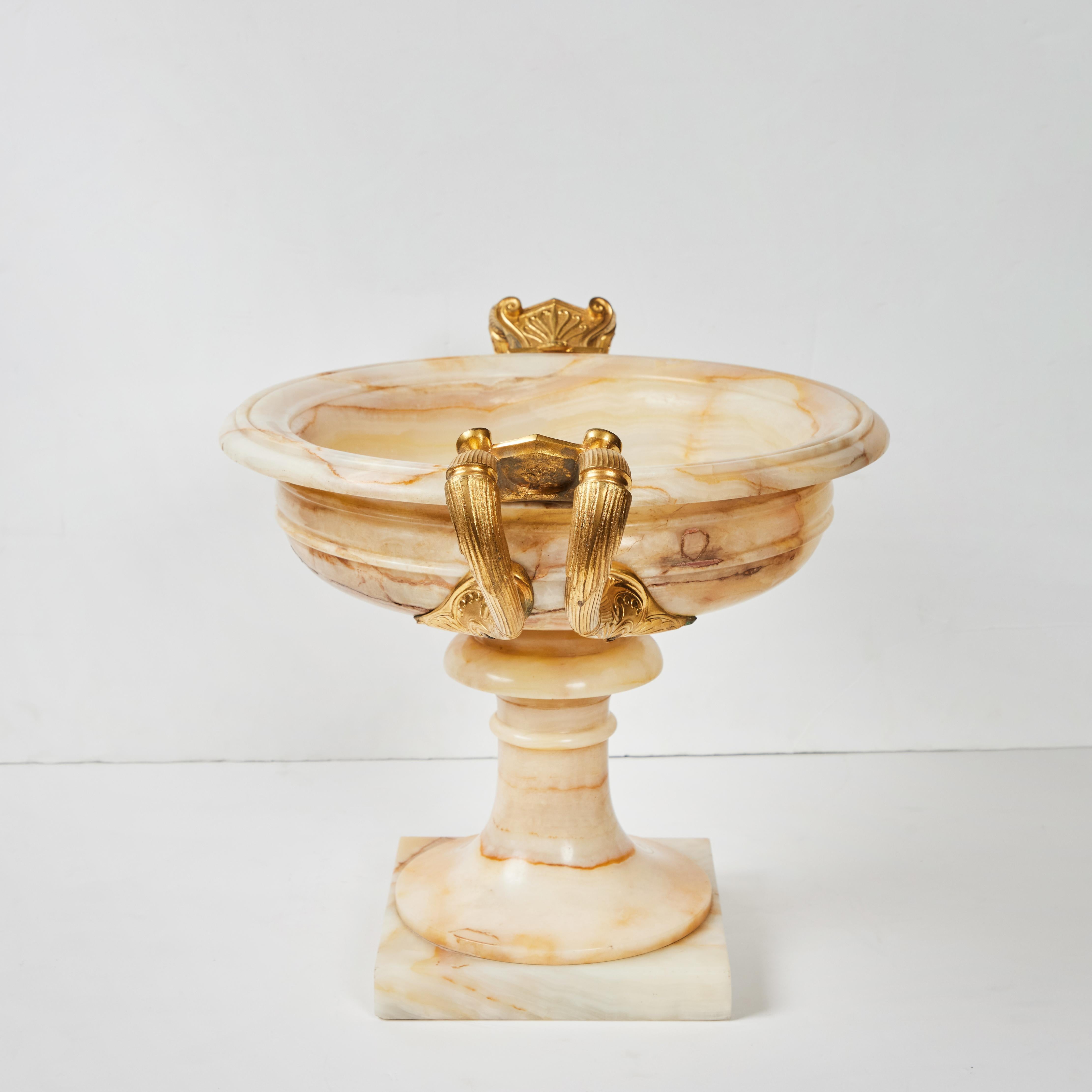 Coppia di tazze in onice e bronzo dorato in stile impero francese in vendita 9