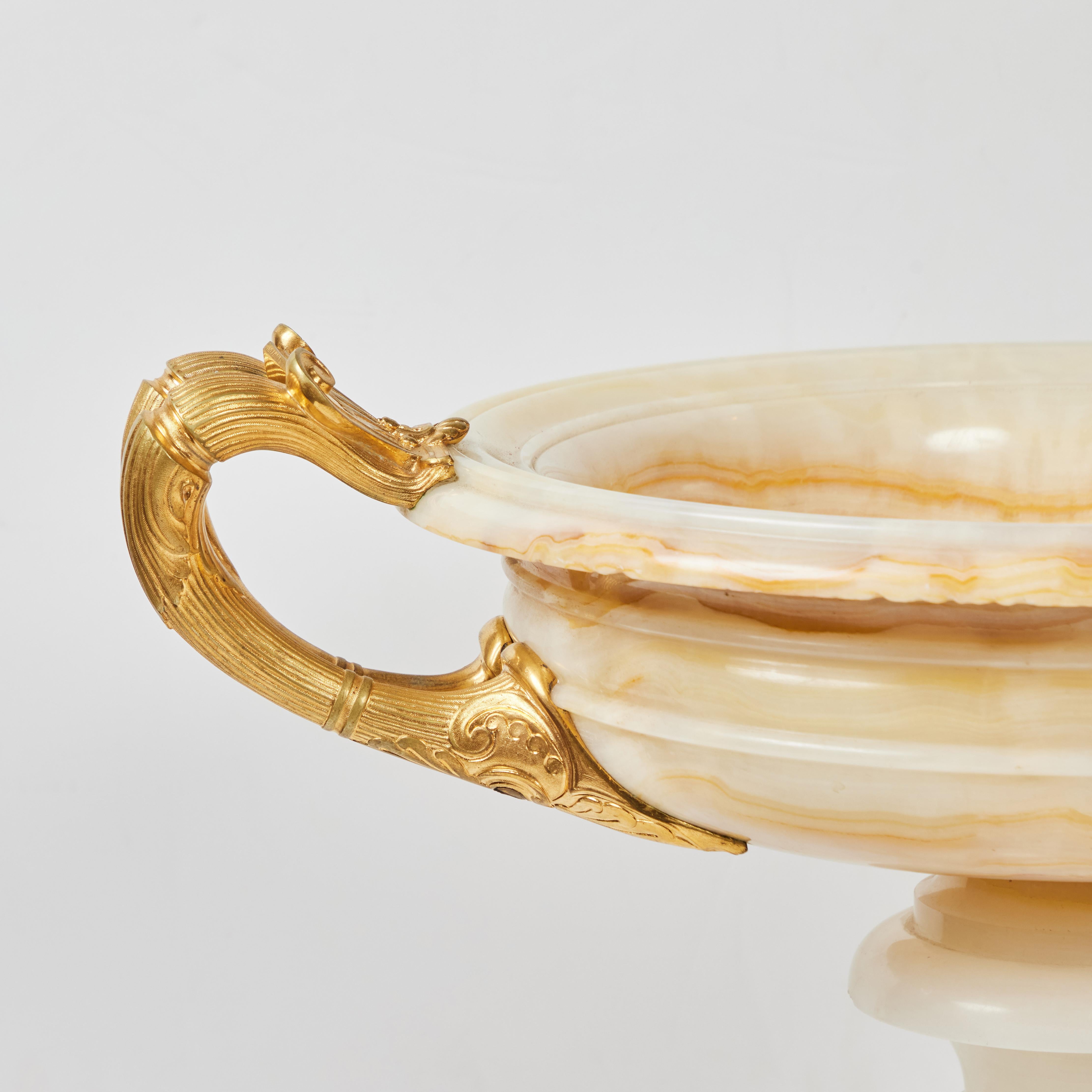 Paar französische Tazzas aus Onyx und vergoldeter Bronze im Empire-Stil (Französisch) im Angebot