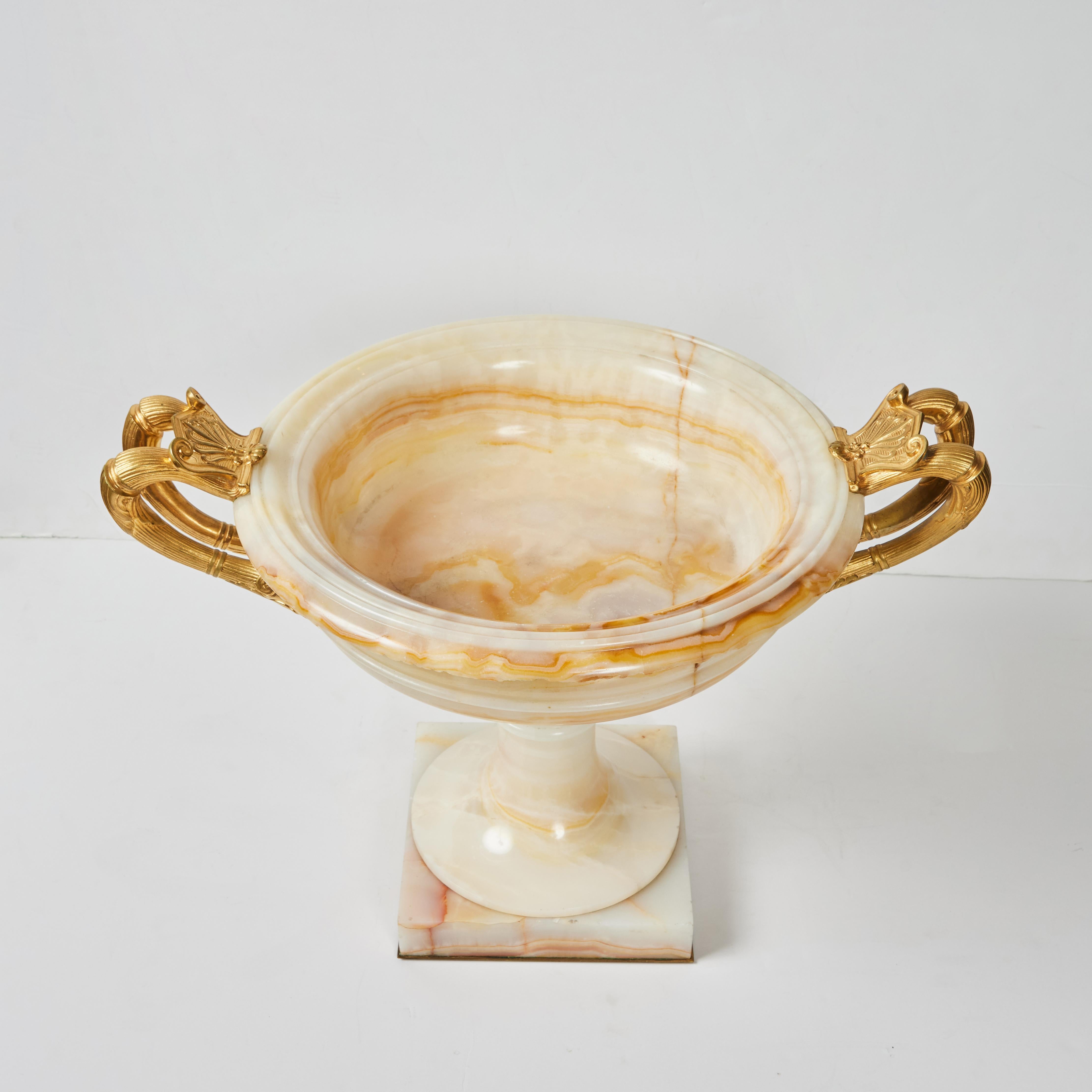 XIXe siècle Paire de tazzas de style Empire français en onyx et bronze doré en vente