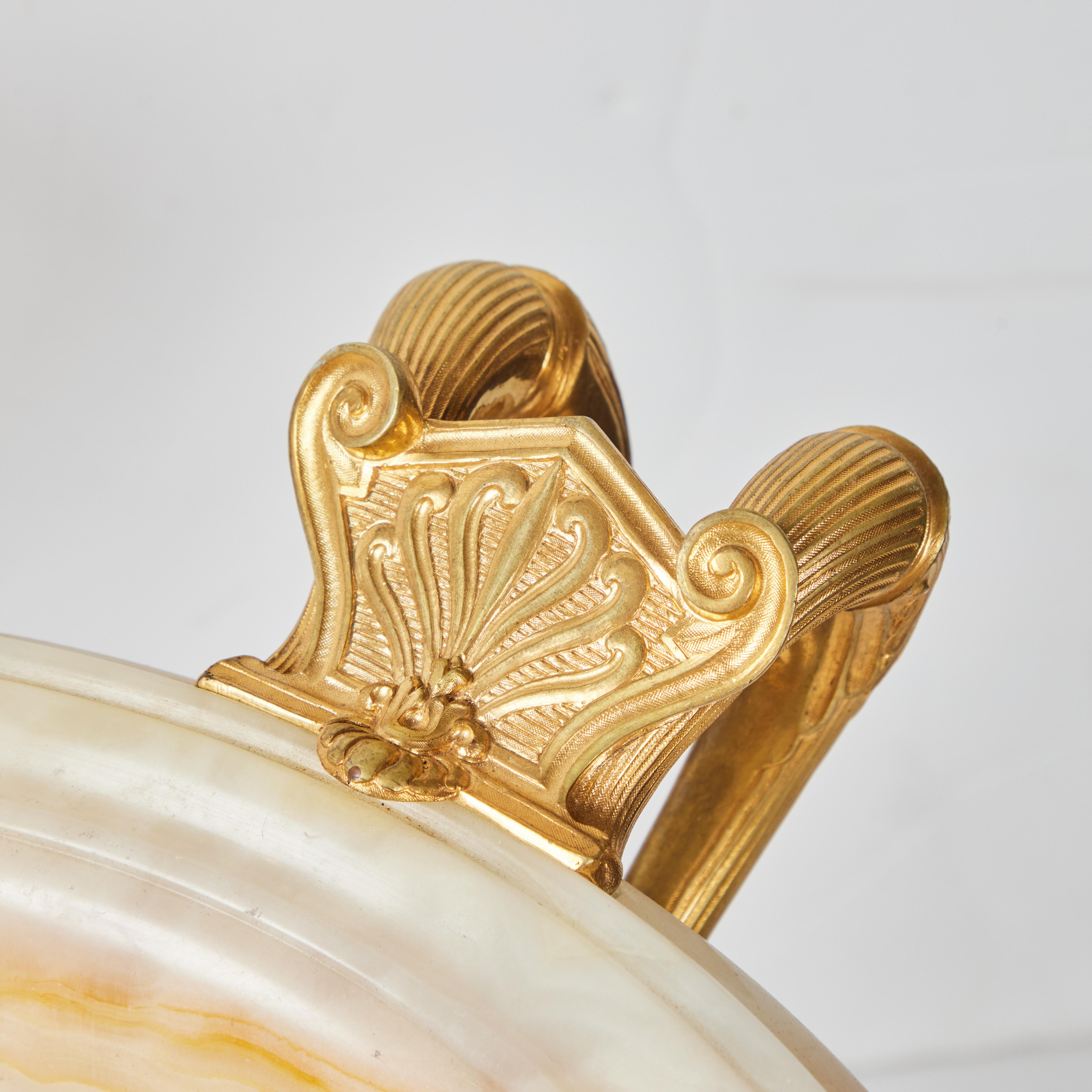 Bronze Paire de tazzas de style Empire français en onyx et bronze doré en vente