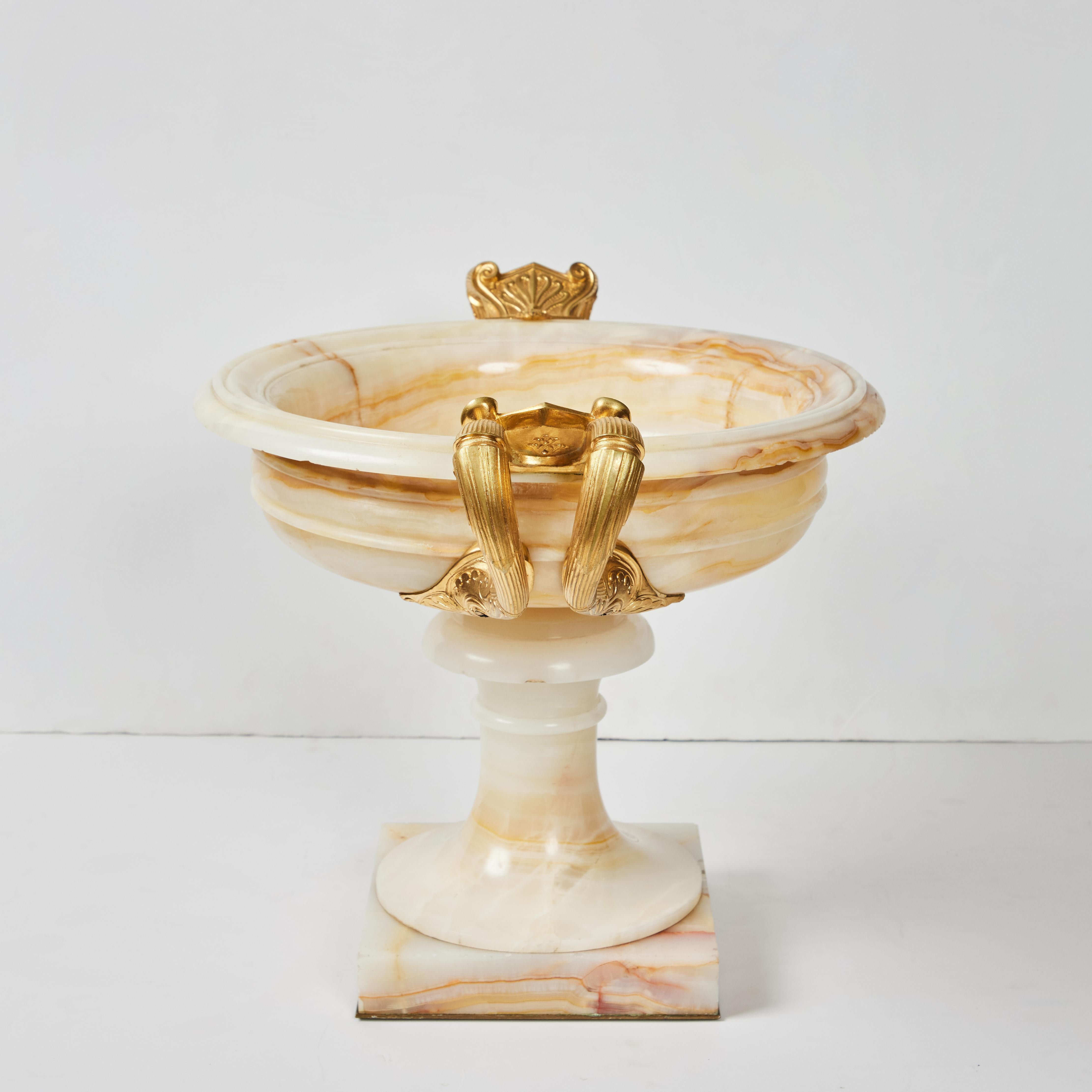 Coppia di tazze in onice e bronzo dorato in stile impero francese in vendita 1