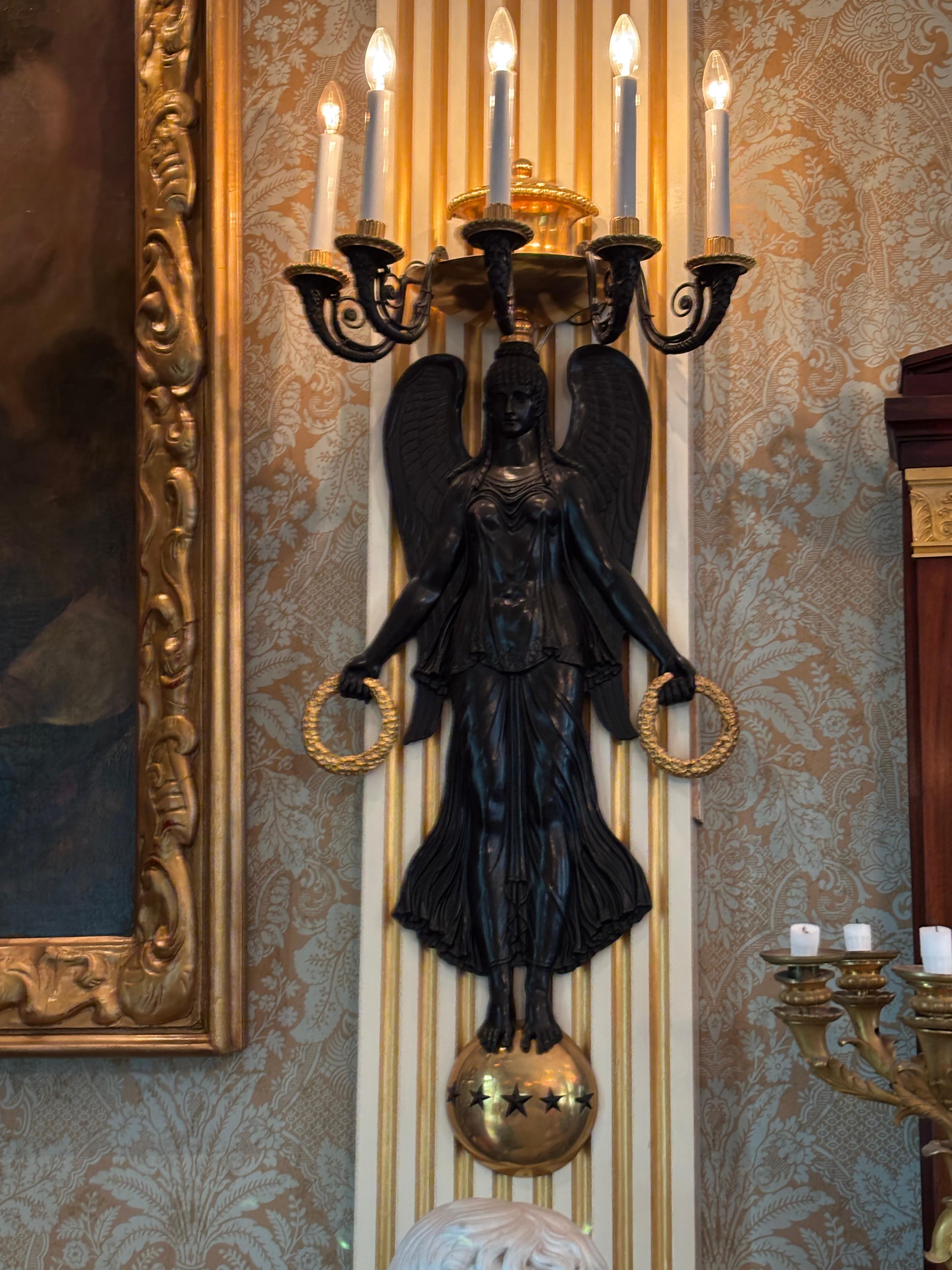 Coppia di scensori della vittoria in bronzo dorato e patinato in stile Impero francese in vendita 4