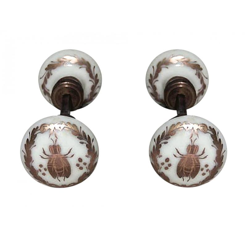 PAR de manillas redondas de porcelana blanca de estilo Imperio francés (s. XIX/XX) con adornos dorados y diseño de abejas (PRECIO POR PAR).