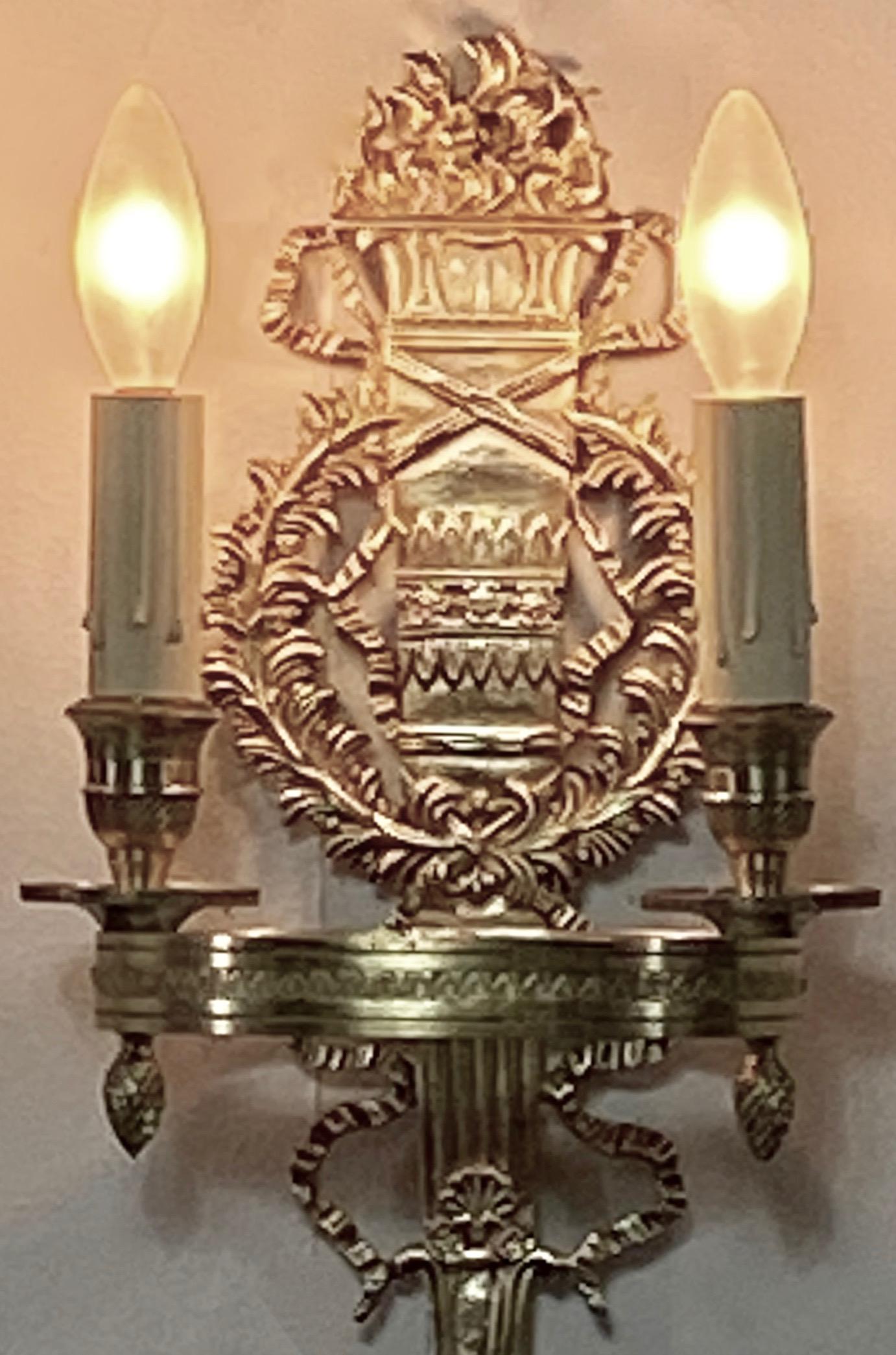 Paire d'appliques murales en laiton de style Empire français Revive en vente 2