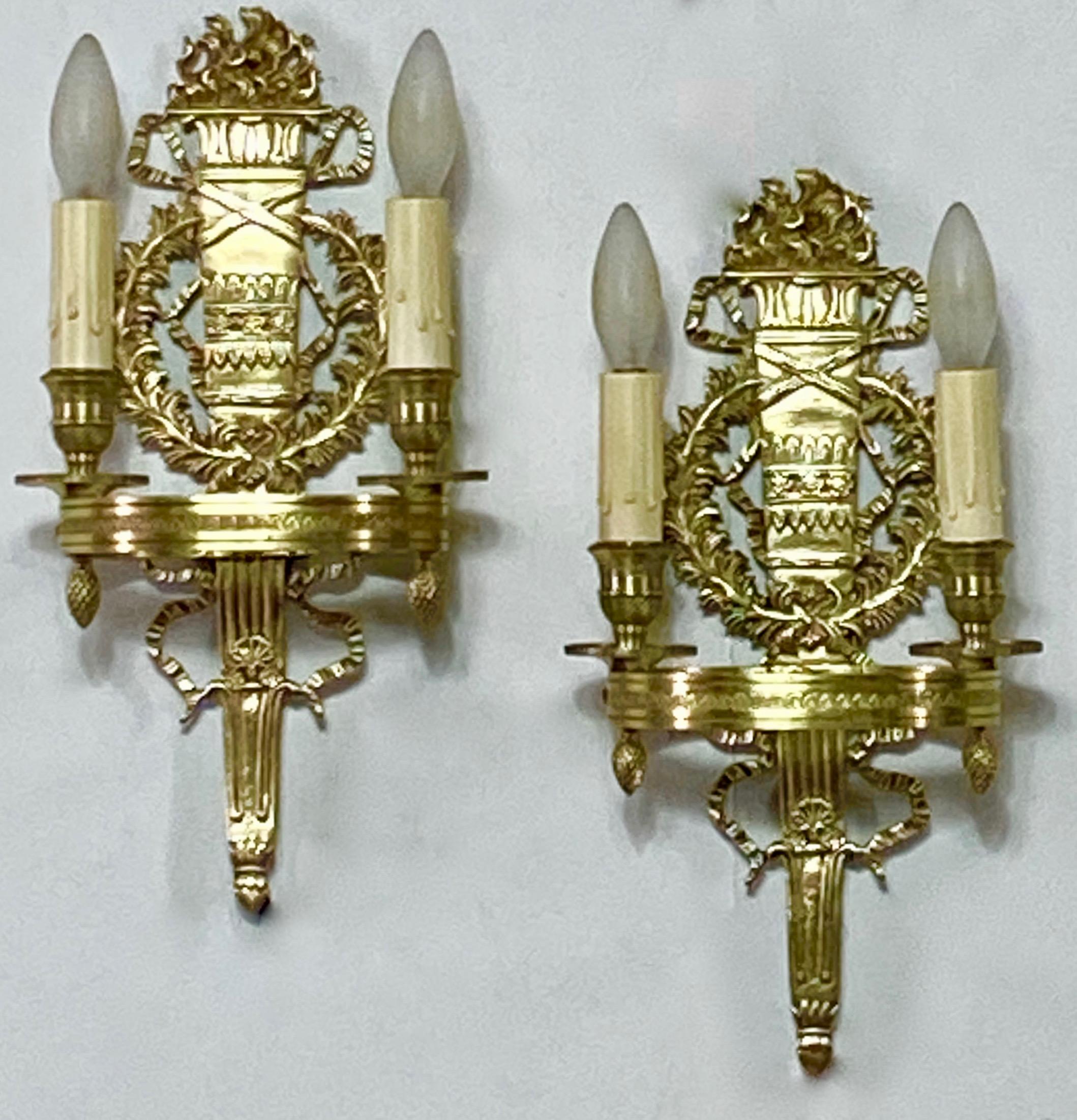 Paire d'appliques murales en laiton de style Empire français Revive en vente 3