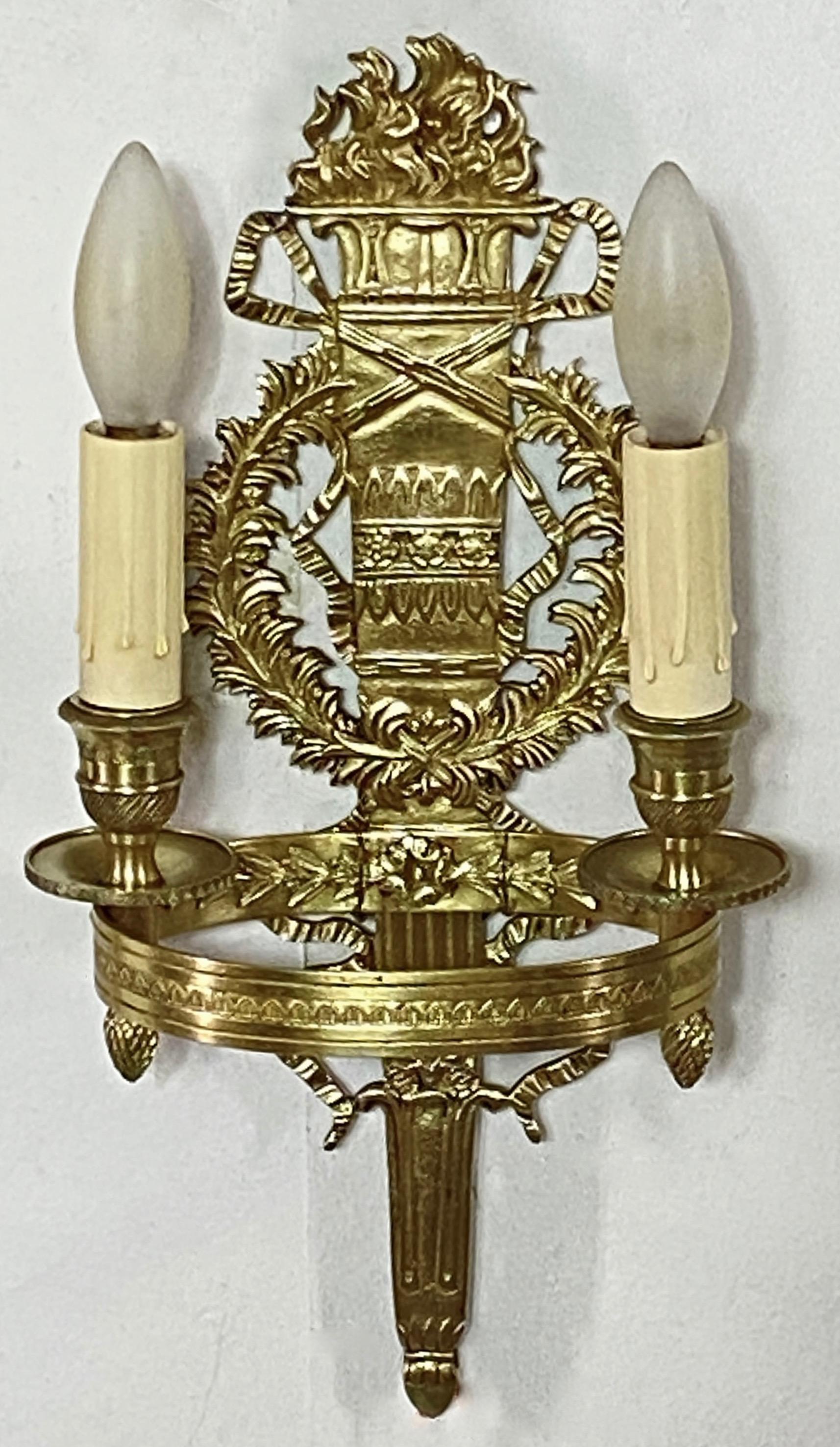 Moulage Paire d'appliques murales en laiton de style Empire français Revive en vente