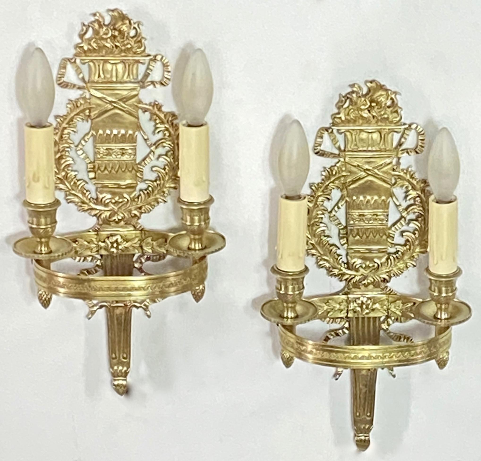 Paire d'appliques murales en laiton de style Empire français Revive Bon état - En vente à San Francisco, CA