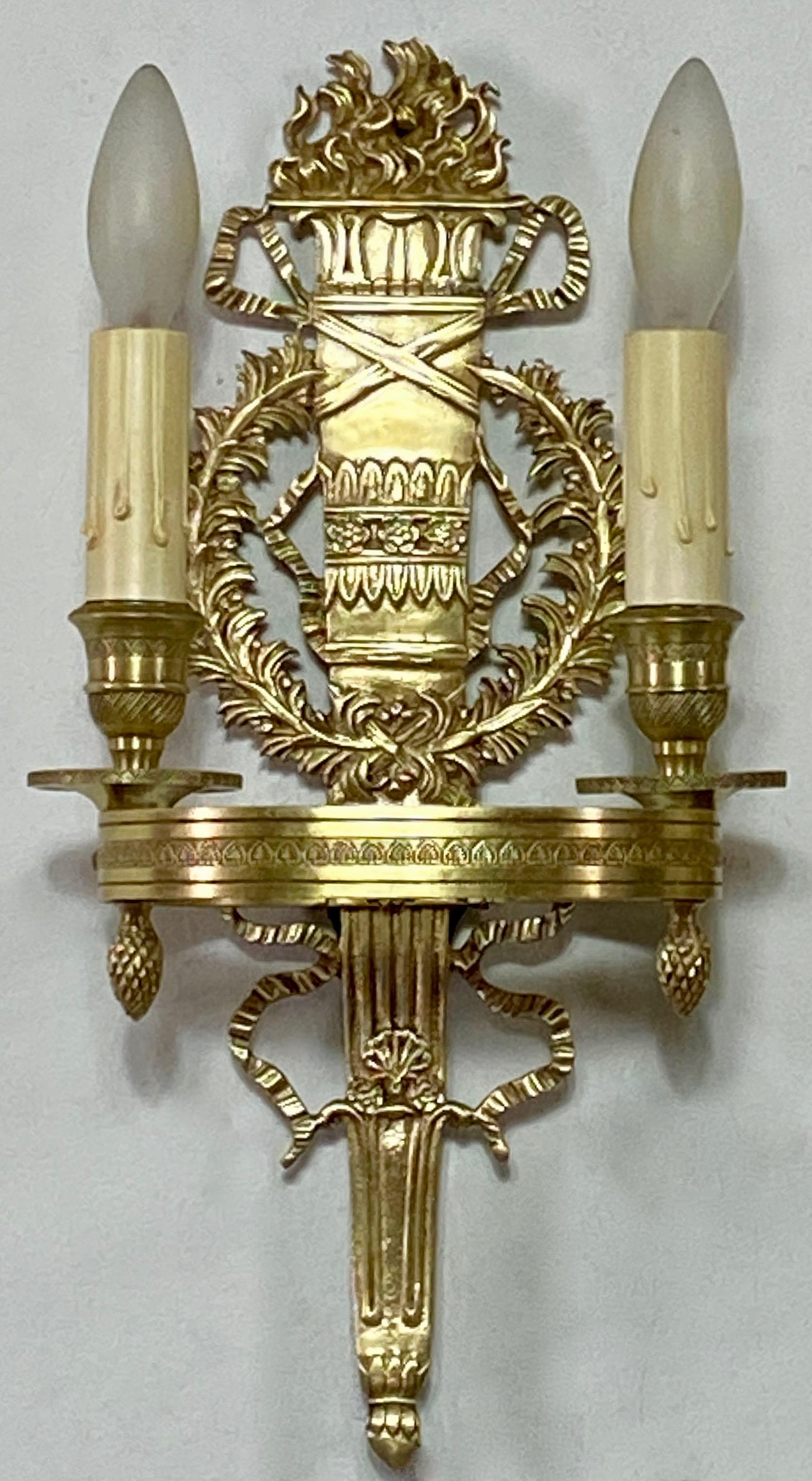 Paire d'appliques murales en laiton de style Empire français Revive en vente 1