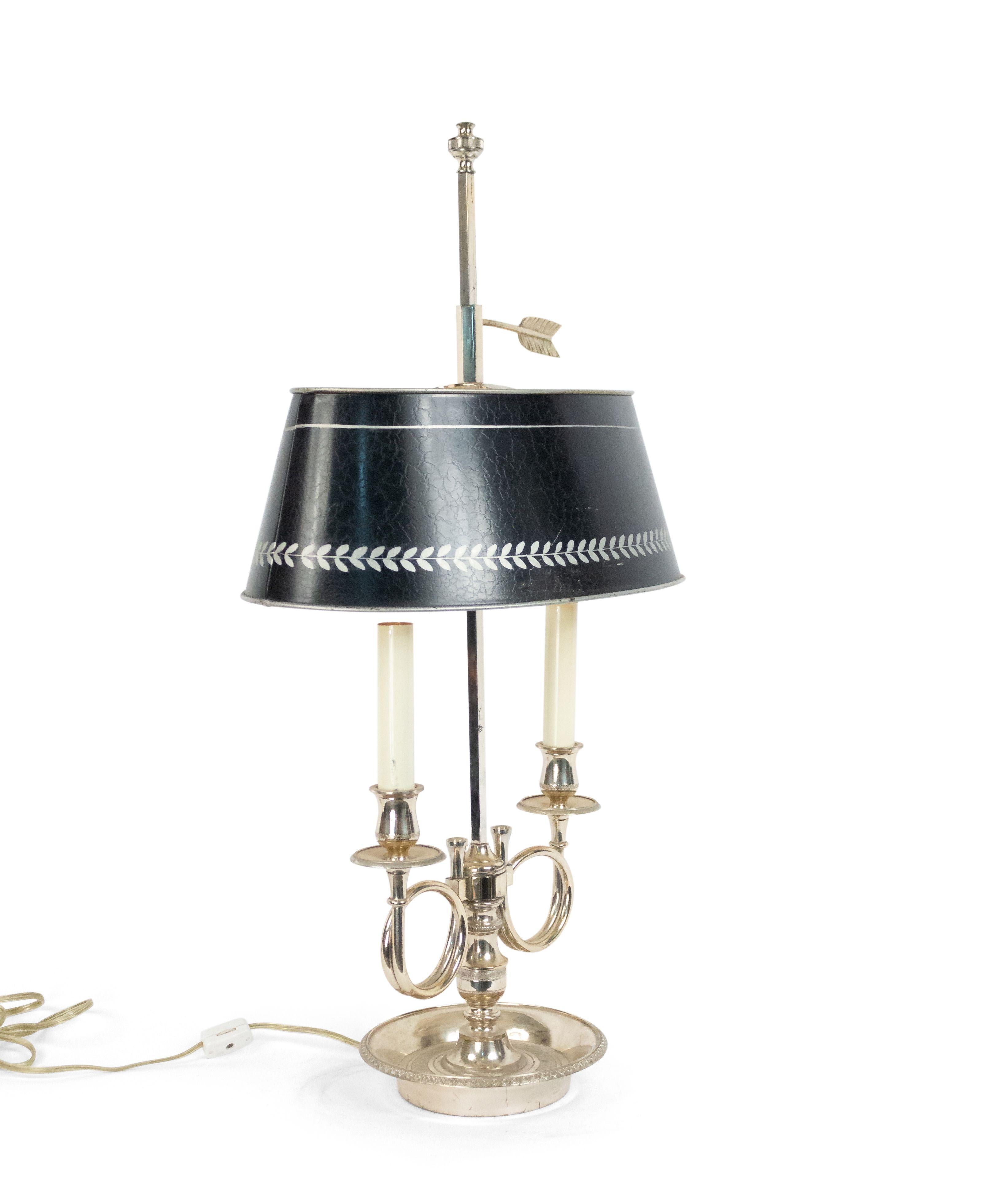 Paar französische Tischlampen im Empire-Stil aus Silberblech im Zustand „Gut“ im Angebot in New York, NY
