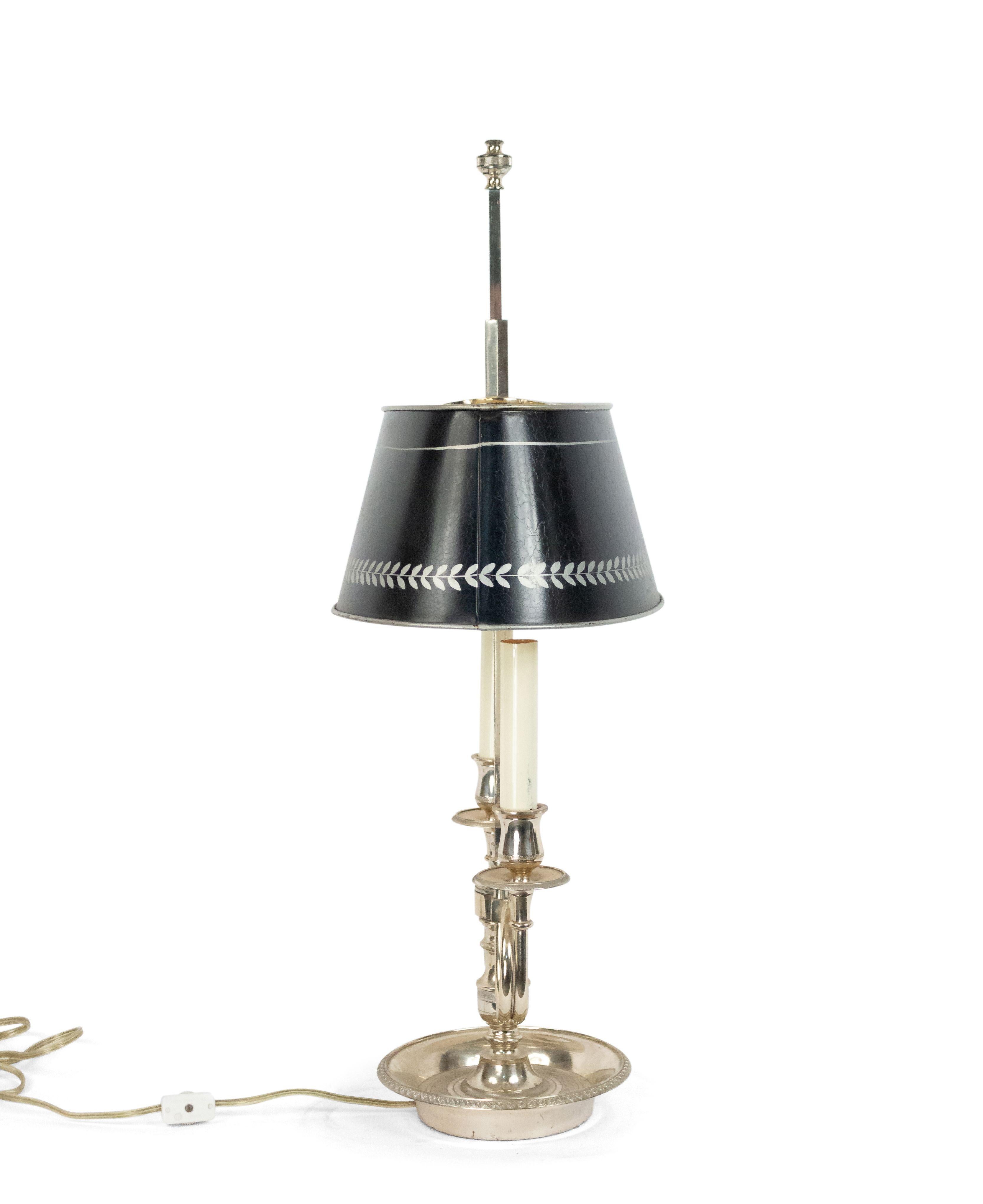 Paar französische Tischlampen im Empire-Stil aus Silberblech (20. Jahrhundert) im Angebot
