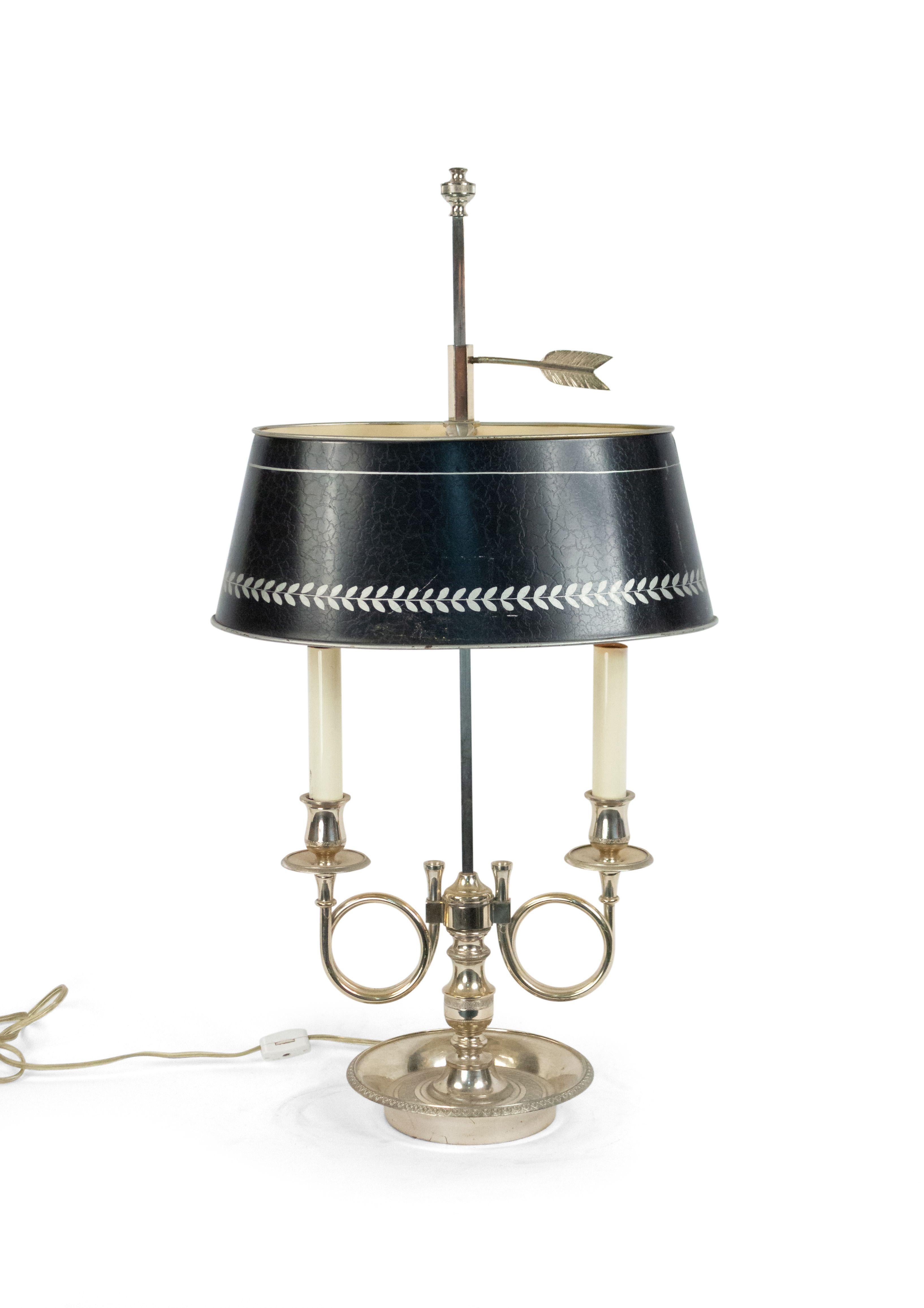 Paar französische Tischlampen im Empire-Stil aus Silberblech im Angebot 1