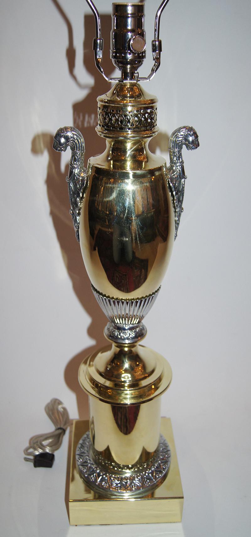 Paire de lampes de table Empire des années 1920, en vermeil et argent, avec des détails de têtes de lion.

Mesures :
Hauteur du corps : 22