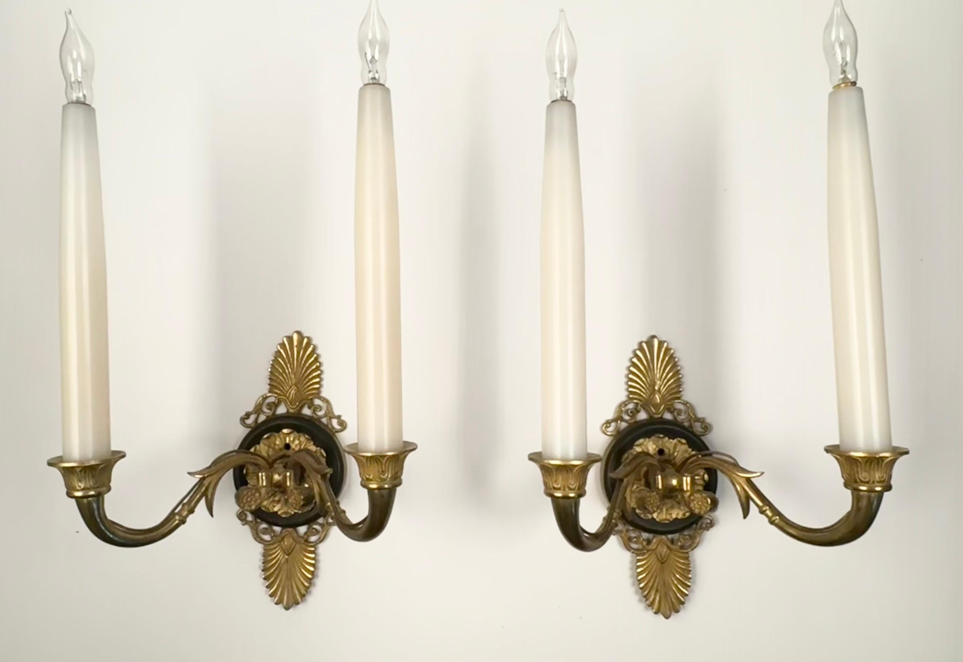 Esta atractiva pareja de estilo Imperio, con placas traseras decoradas con palmetas  y apliques estilizados se centran en paneles circulares negros con adornos dorados en relieve. 