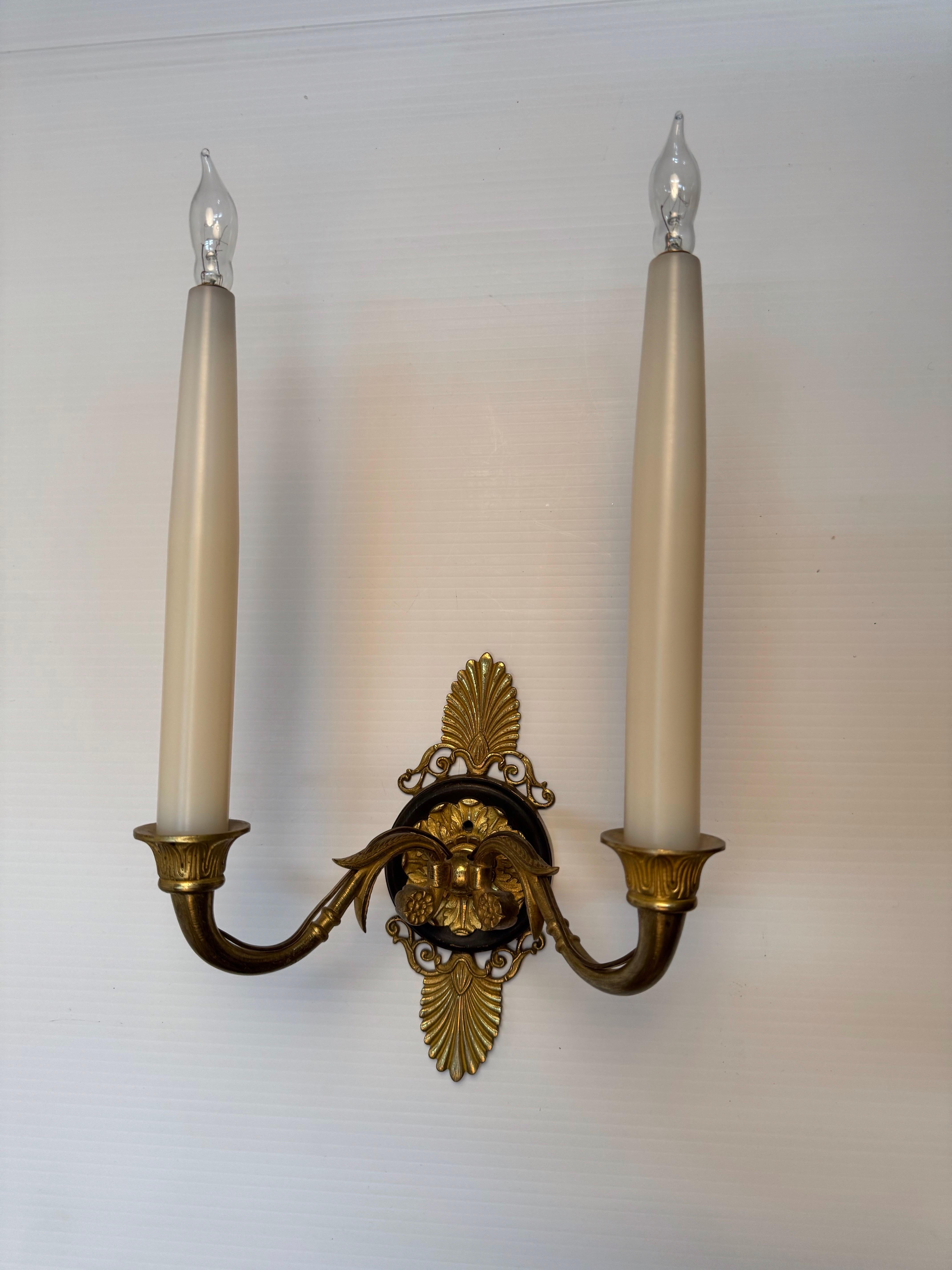 Pareja de Apliques de Dos Luces Estilo Imperio Francés Vaciado en venta
