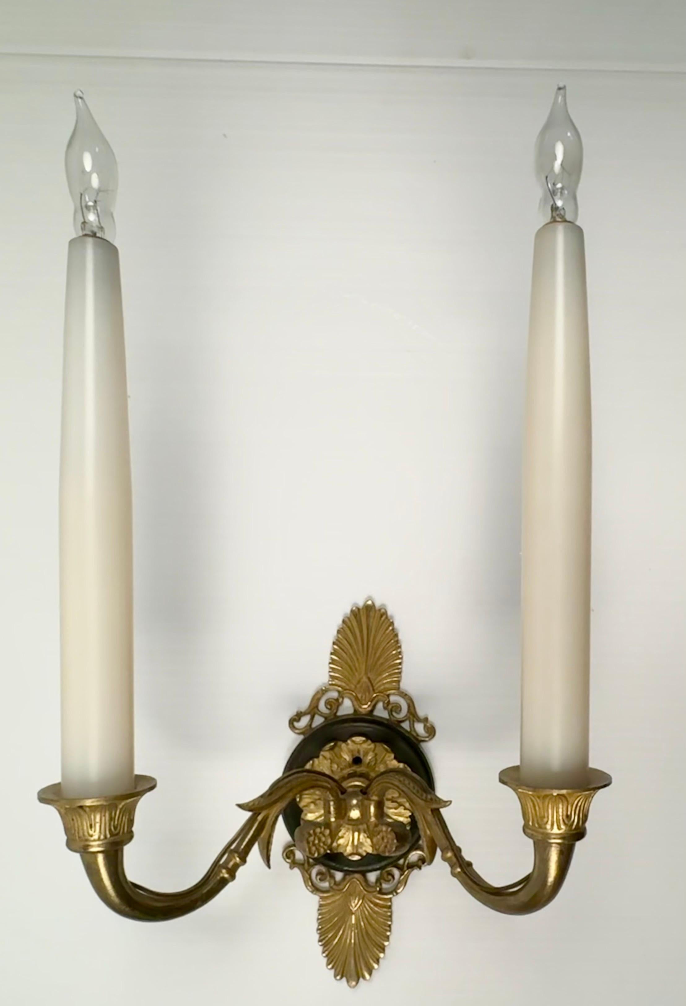 Pareja de Apliques de Dos Luces Estilo Imperio Francés en Bueno estado para la venta en Montreal, QC