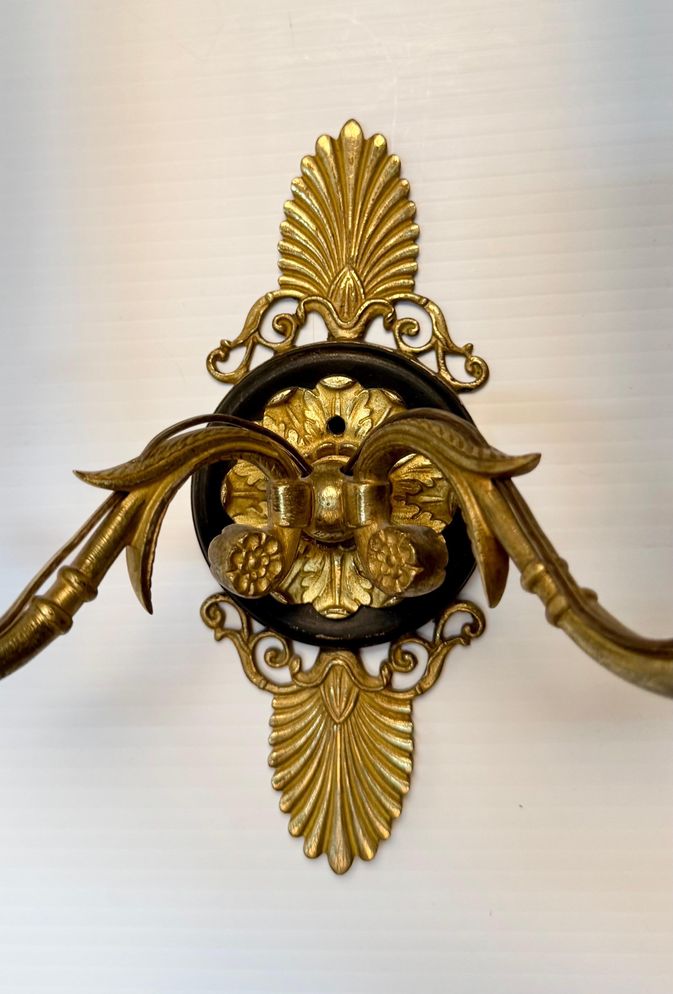 Pareja de Apliques de Dos Luces Estilo Imperio Francés Chapado en oro en venta