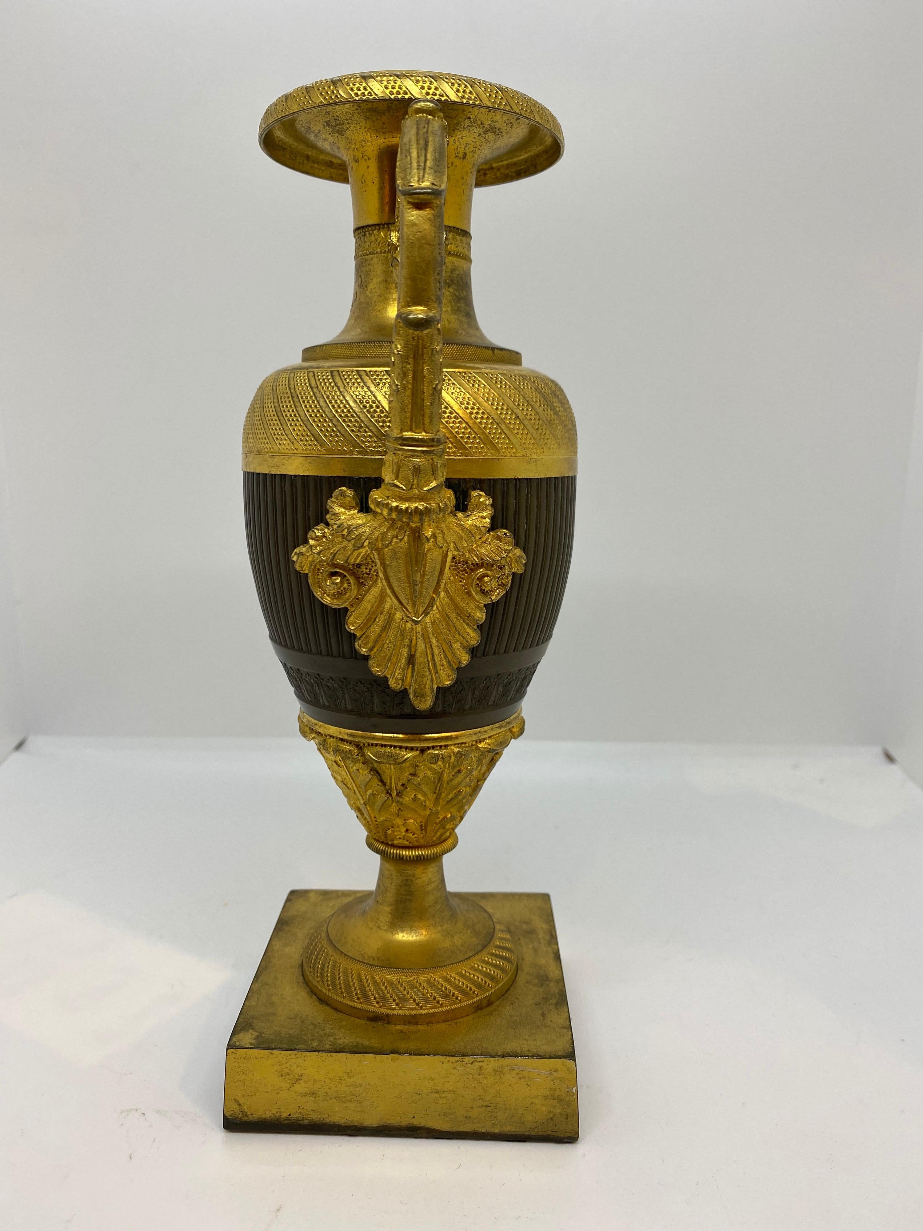 Pair of French Empire Urns In Good Condition For Sale In Natchez, MS