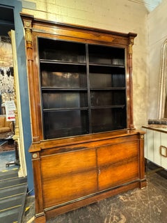 Ein Paar Vitrinen im französischen Empire-Stil aus Nussbaumholz