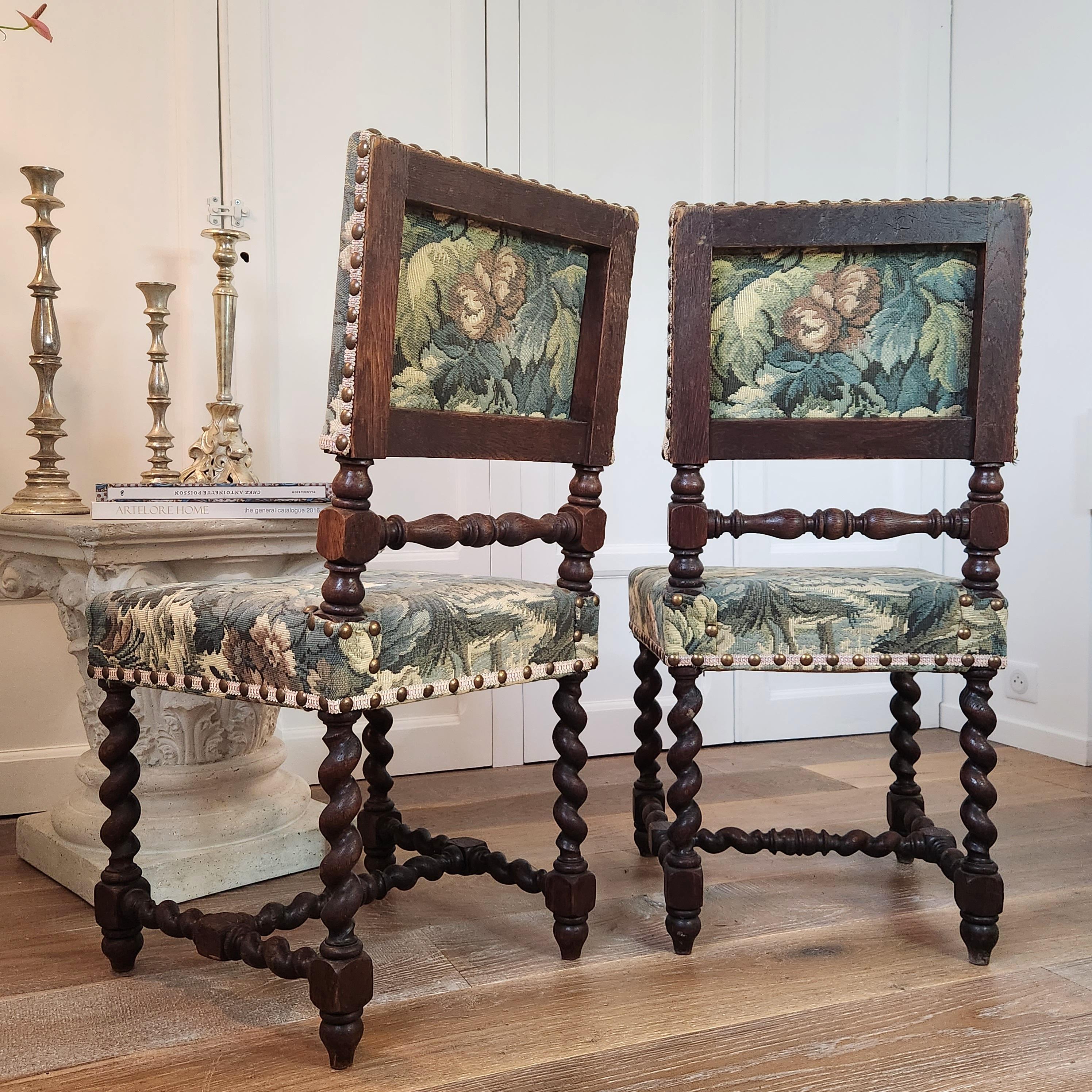 Louis XIII Paire de chaises d'entrée françaises du 18ème siècle, recouvertes de tapisserie en vente
