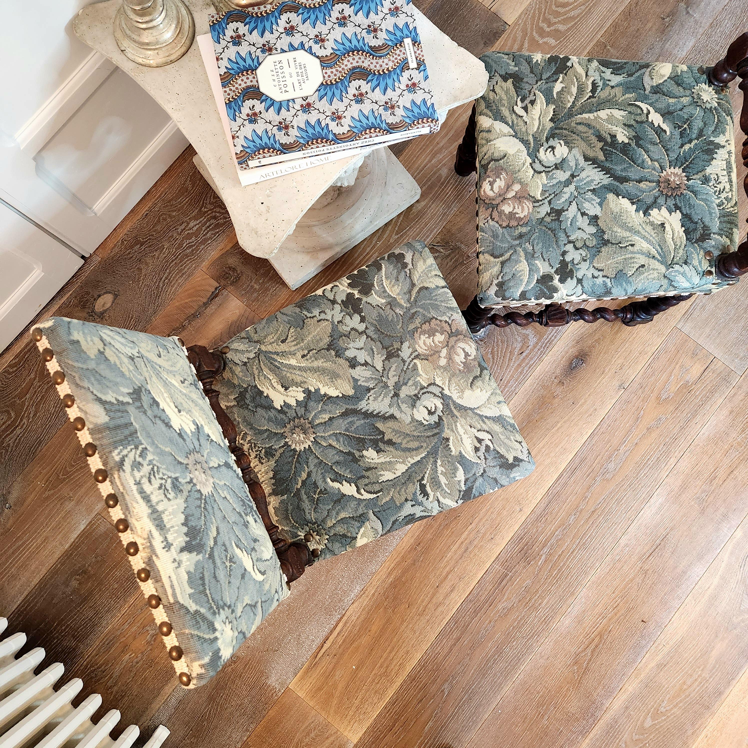 Français Paire de chaises d'entrée françaises du 18ème siècle, recouvertes de tapisserie en vente