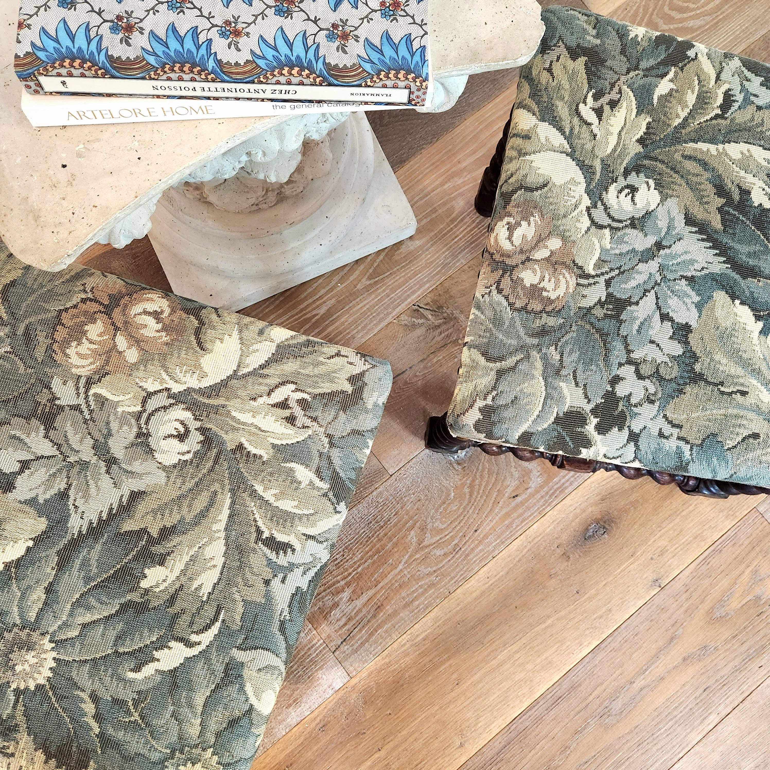 Paire de chaises d'entrée françaises du 18ème siècle, recouvertes de tapisserie Bon état - En vente à Senonches, Centre-Val de Loire