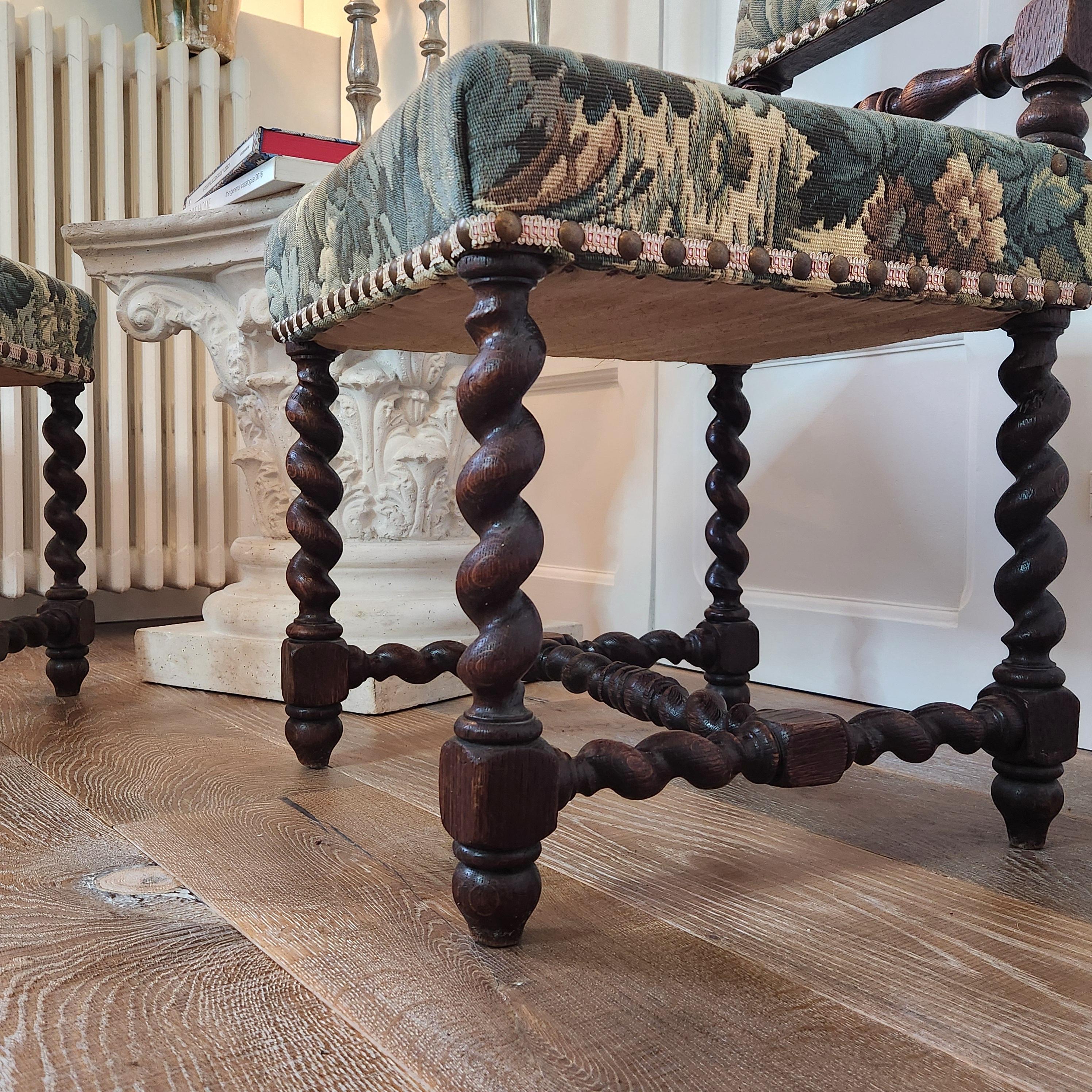 XVIIIe siècle et antérieur Paire de chaises d'entrée françaises du 18ème siècle, recouvertes de tapisserie en vente