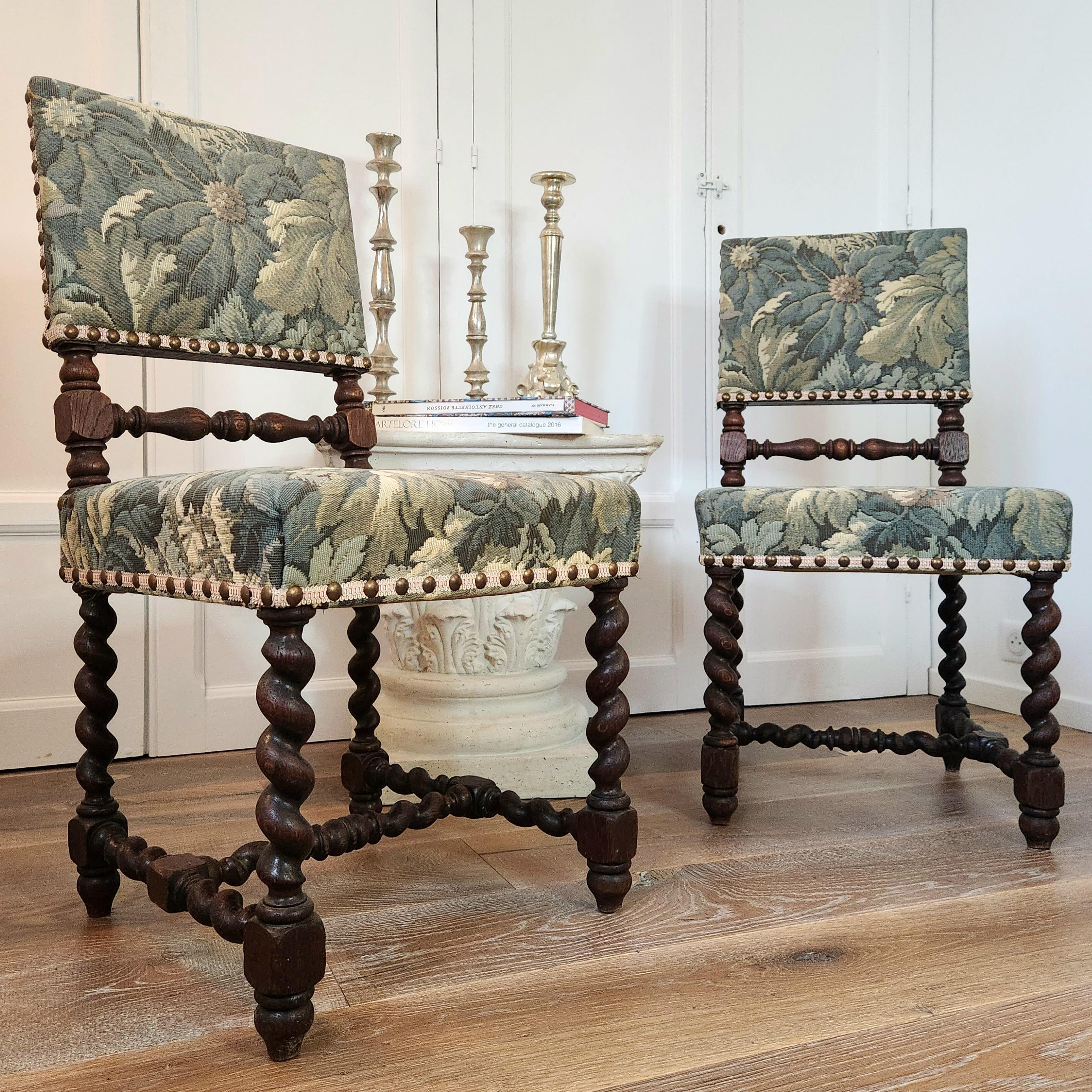 Tapisserie Paire de chaises d'entrée françaises du 18ème siècle, recouvertes de tapisserie en vente