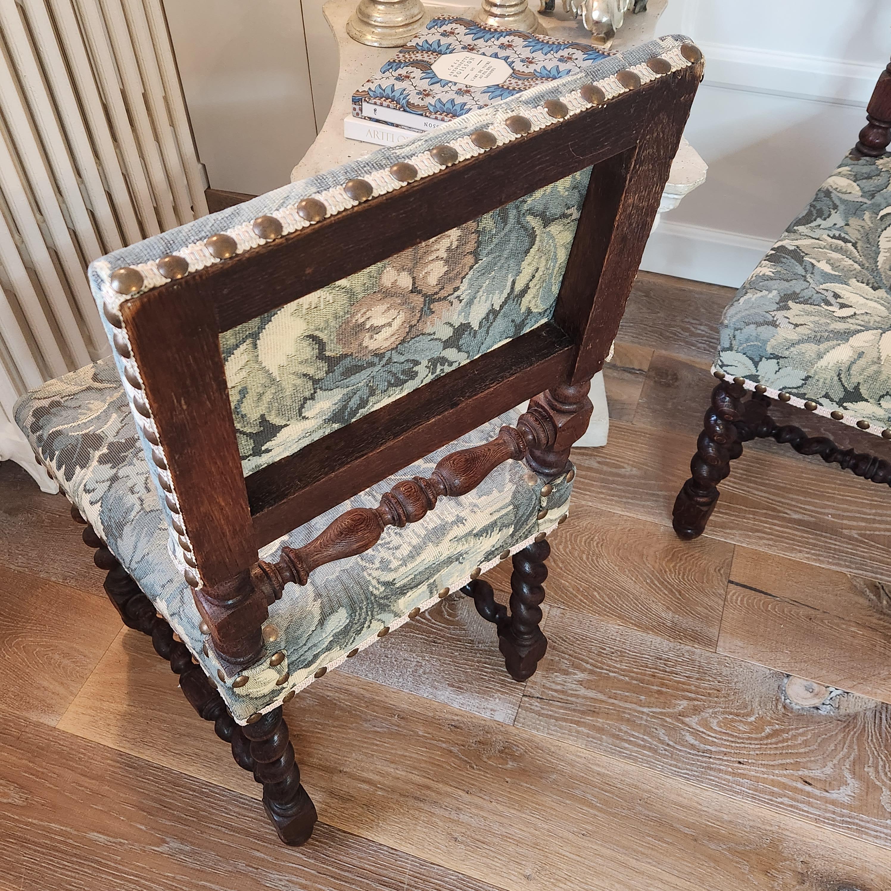 Paire de chaises d'entrée françaises du 18ème siècle, recouvertes de tapisserie en vente 1