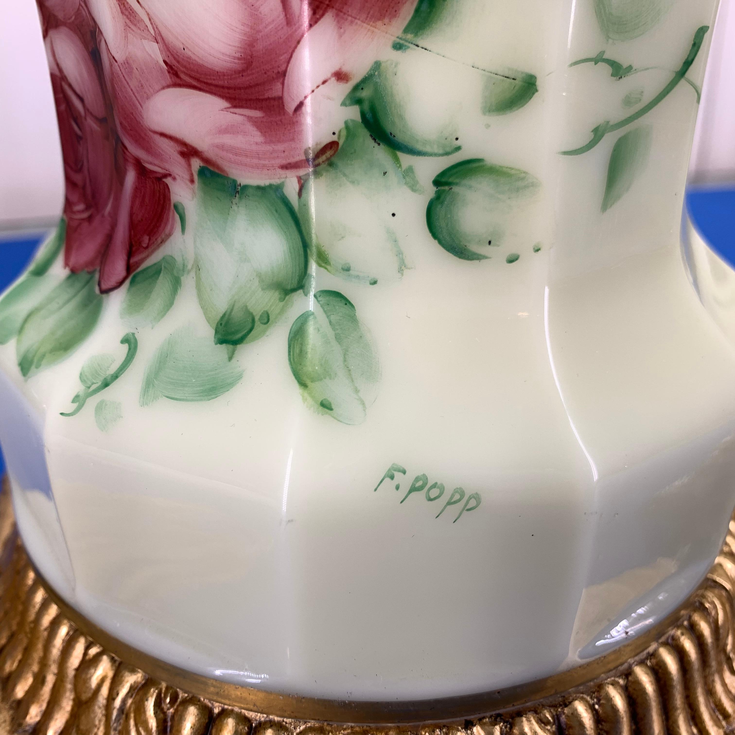 Paar französische facettierte, florale, verzierte und signierte Opal-Tischlampen im Angebot 3