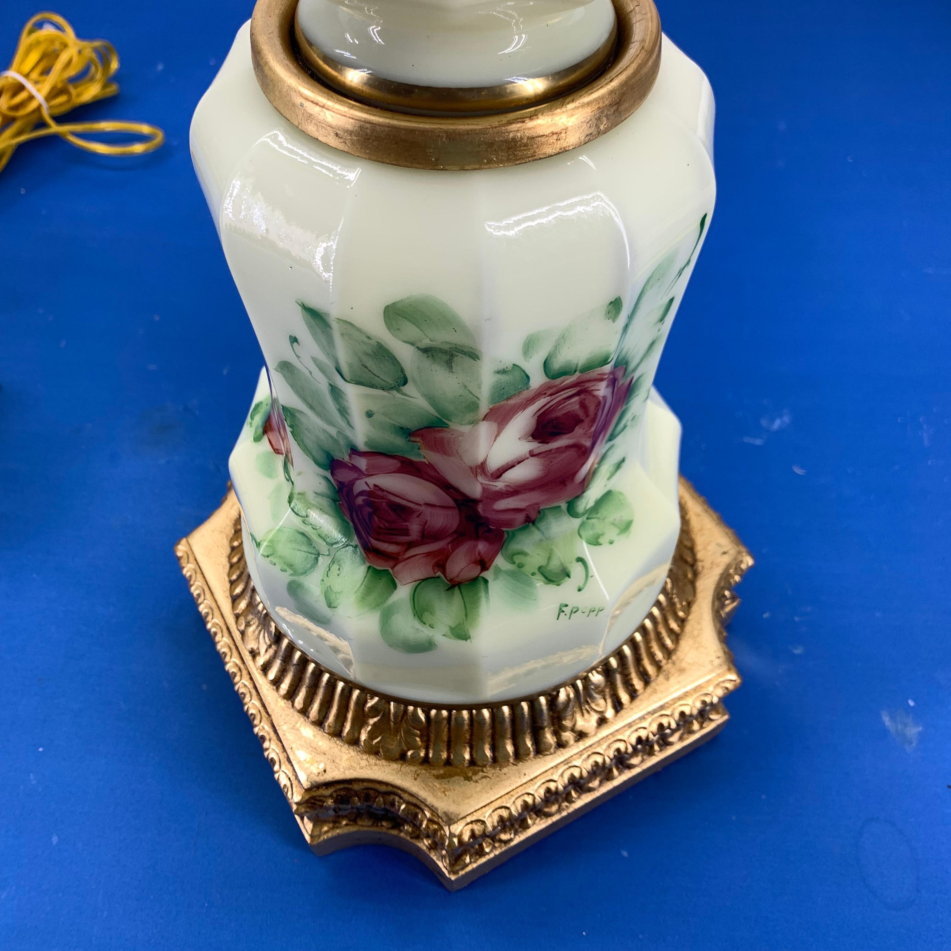 Pareja De Lámparas De Mesa Francesas De Opalina Firmadas Y Decoradas Con Flores Facetadas en venta 6