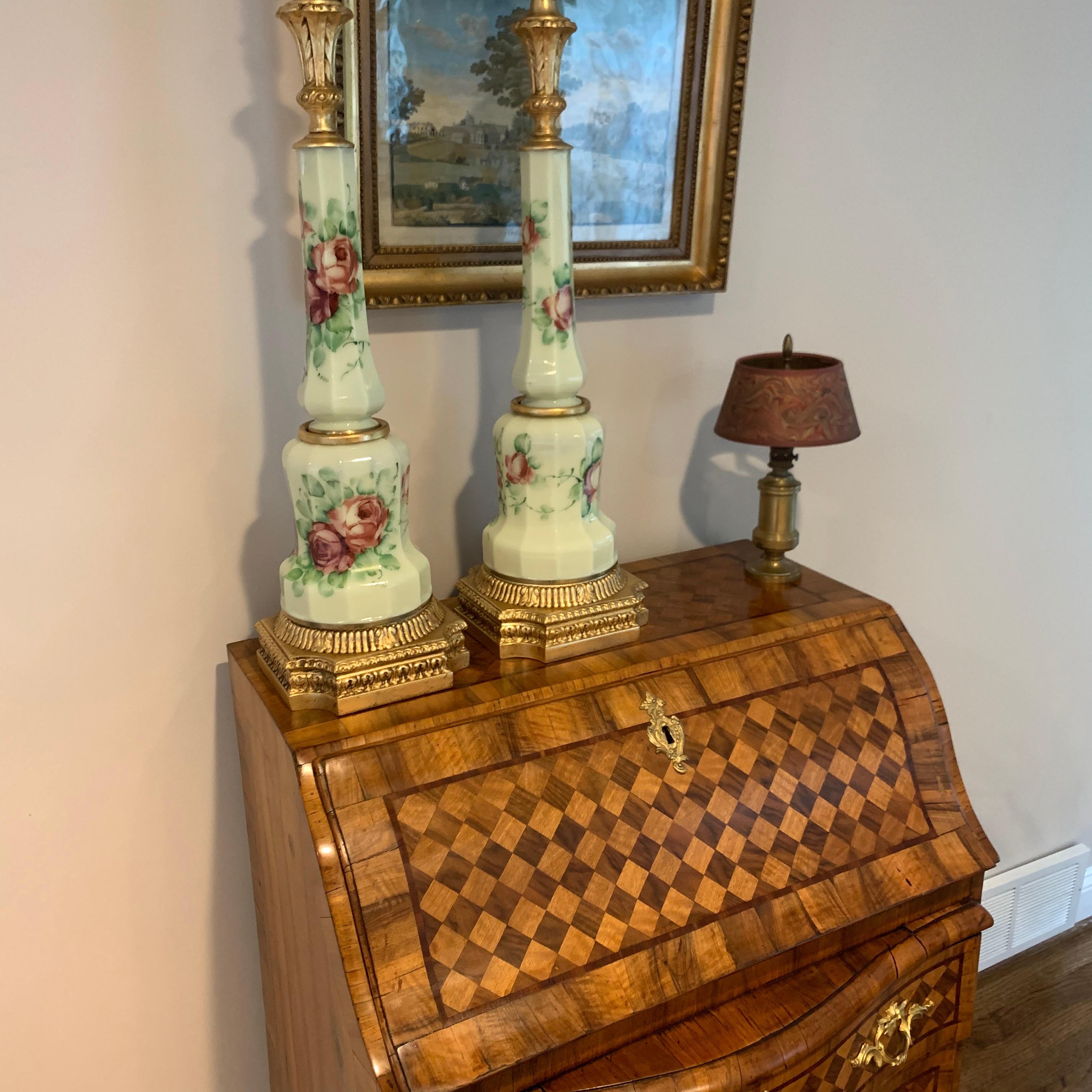 Pareja De Lámparas De Mesa Francesas De Opalina Firmadas Y Decoradas Con Flores Facetadas en venta 7