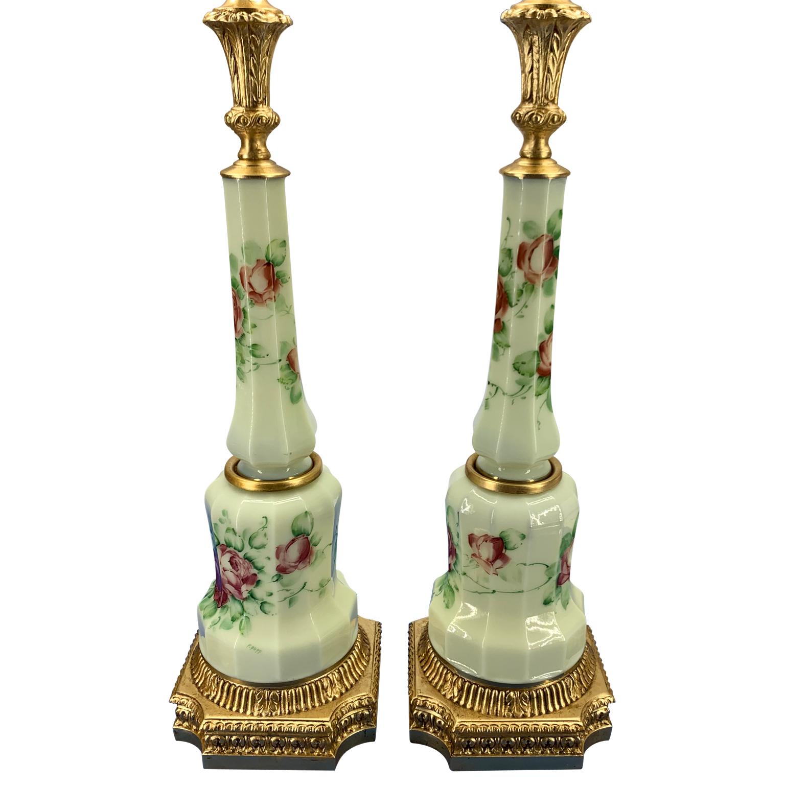 Paar antike französische Opalintischlampen mit facettiertem Blumendekor und Signatur
Es handelt sich um Öllampen aus dem 19. Jahrhundert, die in elektrische Tischlampen umgewandelt wurden.