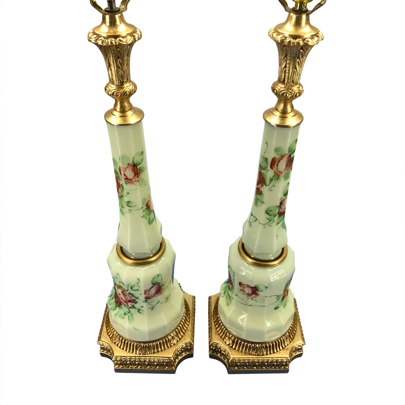 Paar französische facettierte, florale, verzierte und signierte Opal-Tischlampen (Handbemalt) im Angebot