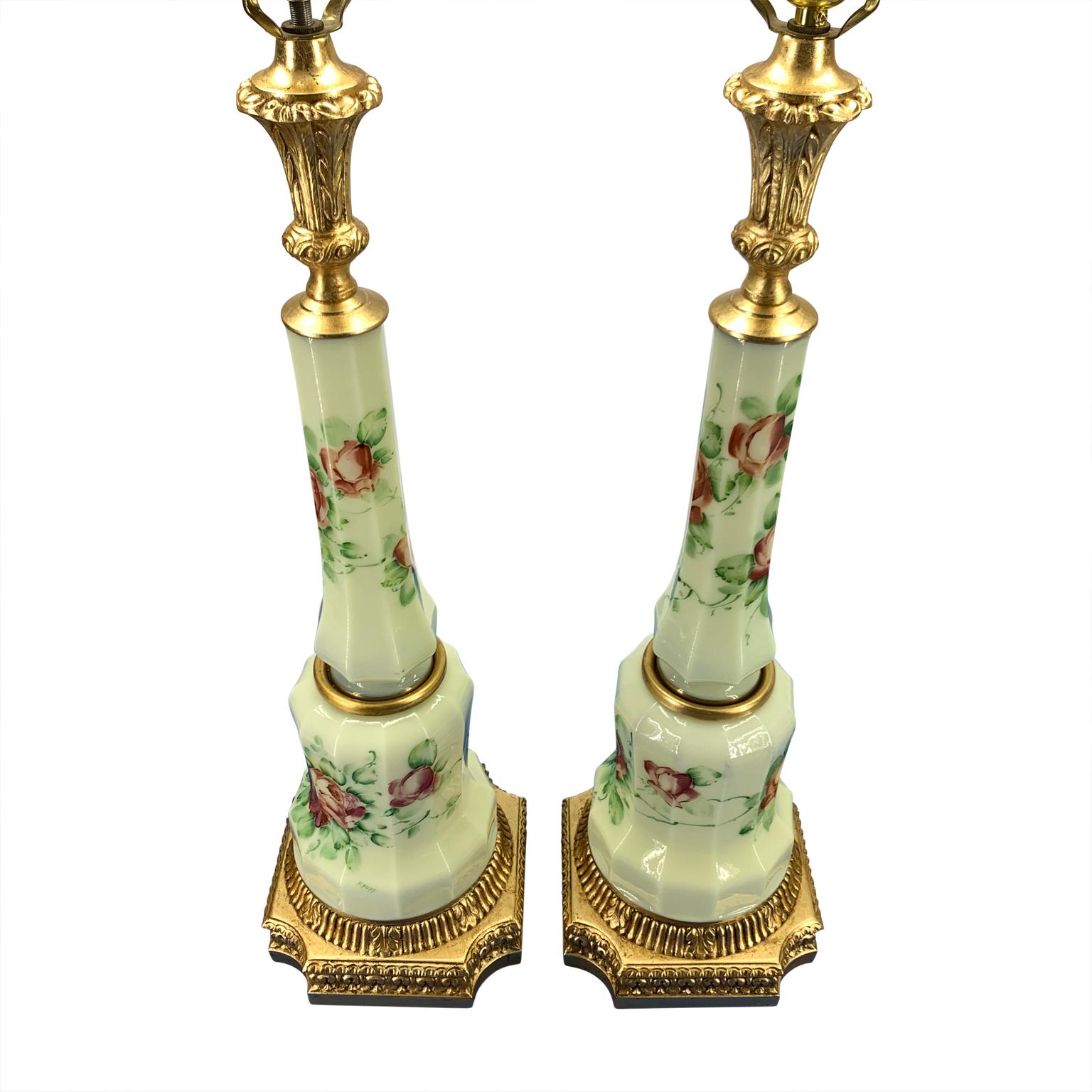 Pareja De Lámparas De Mesa Francesas De Opalina Firmadas Y Decoradas Con Flores Facetadas Francés en venta