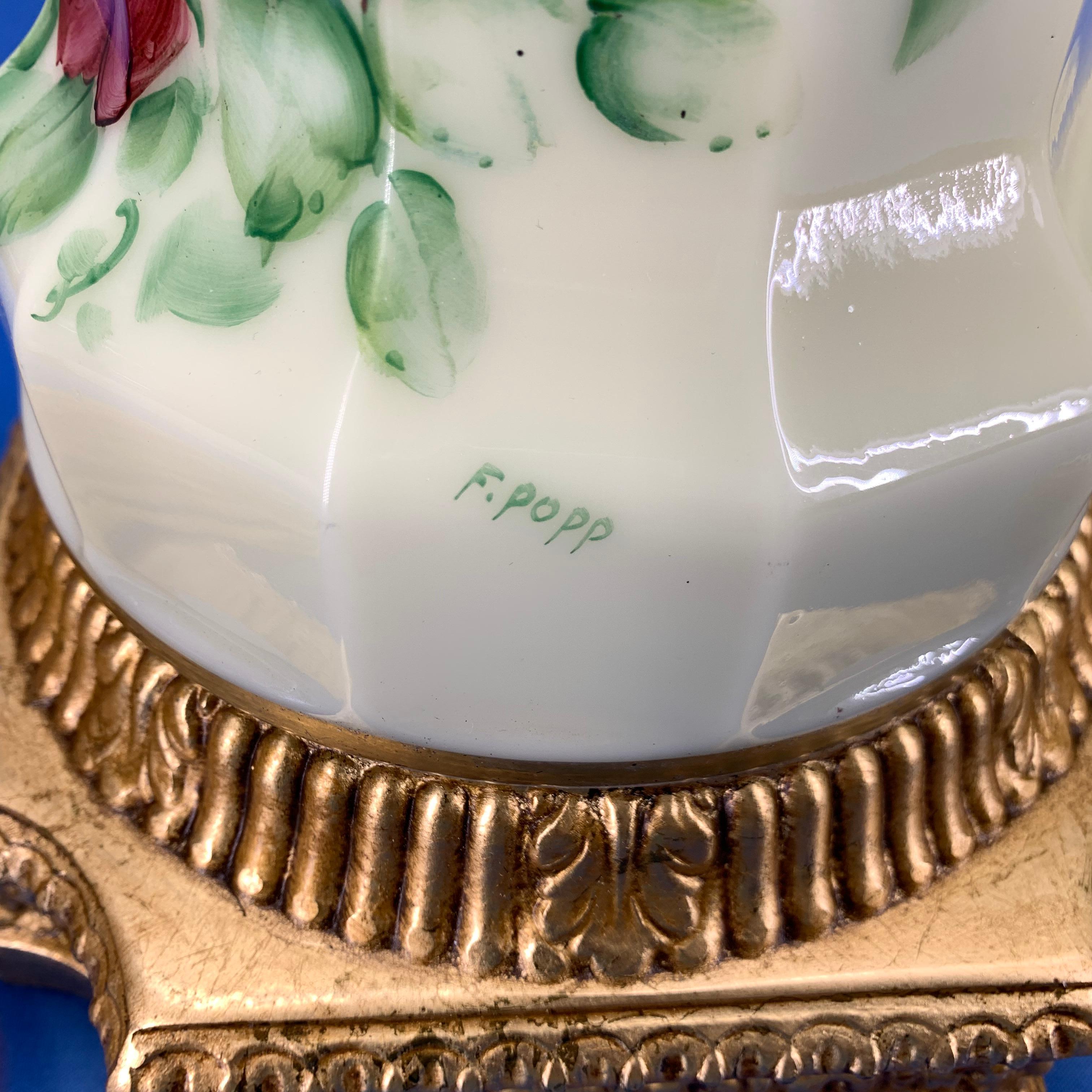 Paar französische facettierte, florale, verzierte und signierte Opal-Tischlampen (Opalglas) im Angebot