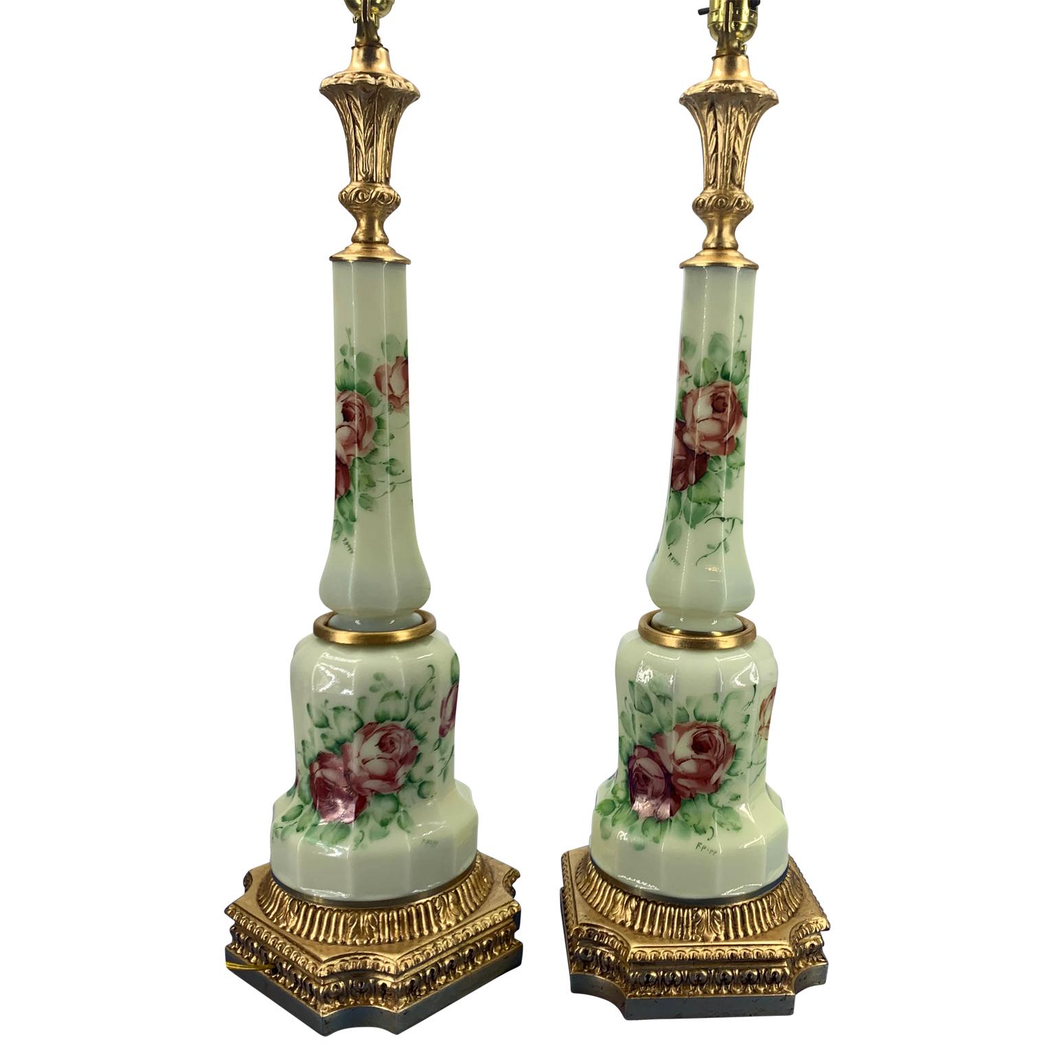Paire de lampes de bureau françaises en opaline décorées de fleurs à facettes et signées en vente 2