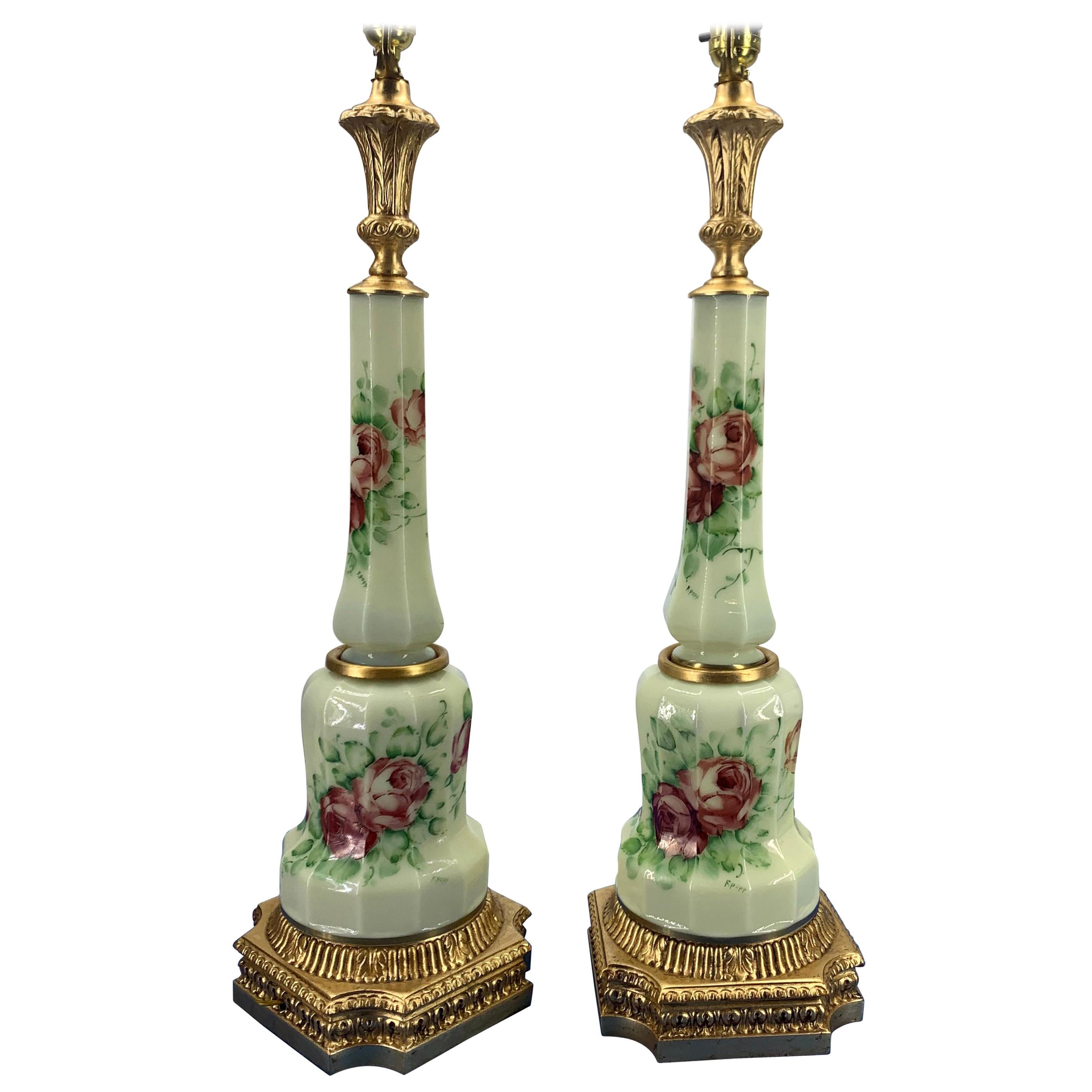 Paire de lampes de bureau françaises en opaline décorées de fleurs à facettes et signées