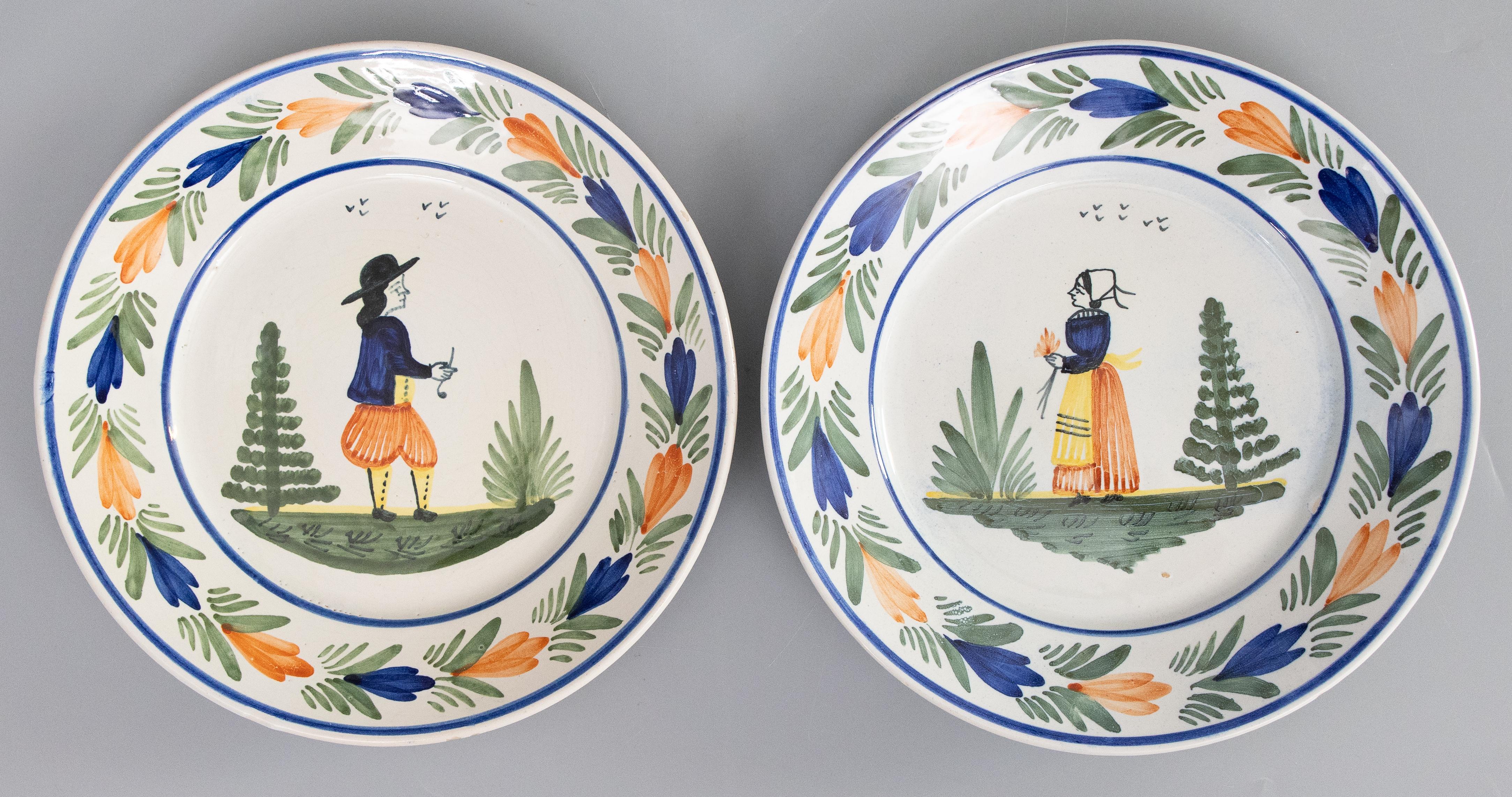 Paire d'assiettes Quimper en faïence française, vers 1920 en vente 4
