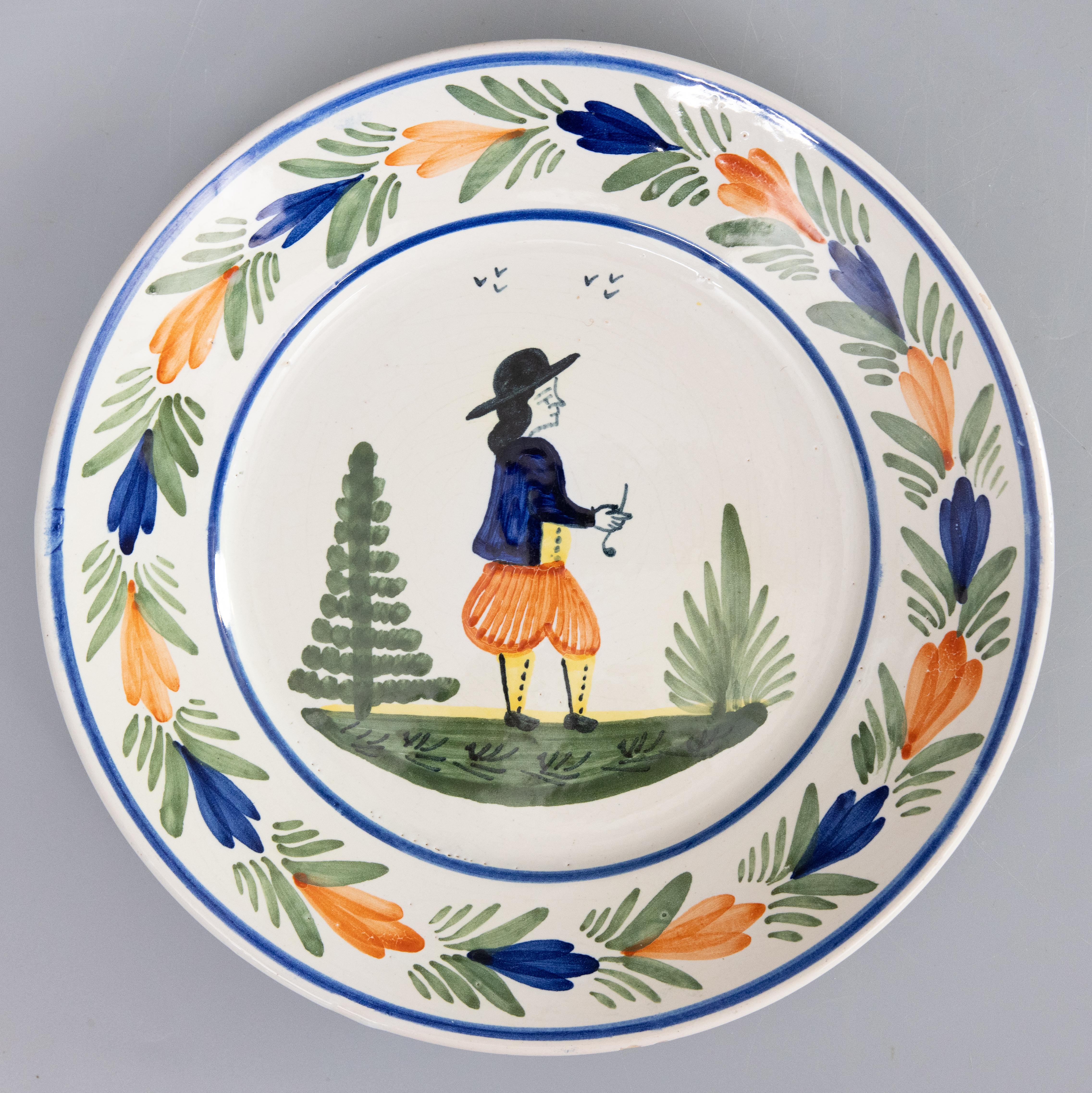Une charmante paire d'assiettes anciennes en faïence de Quimper, vers 1920. Marque du fabricant au revers. Ces assiettes de collection peintes à la main représentent l'homme et la femme bretons classiques dans des couleurs vibrantes. Ils seraient