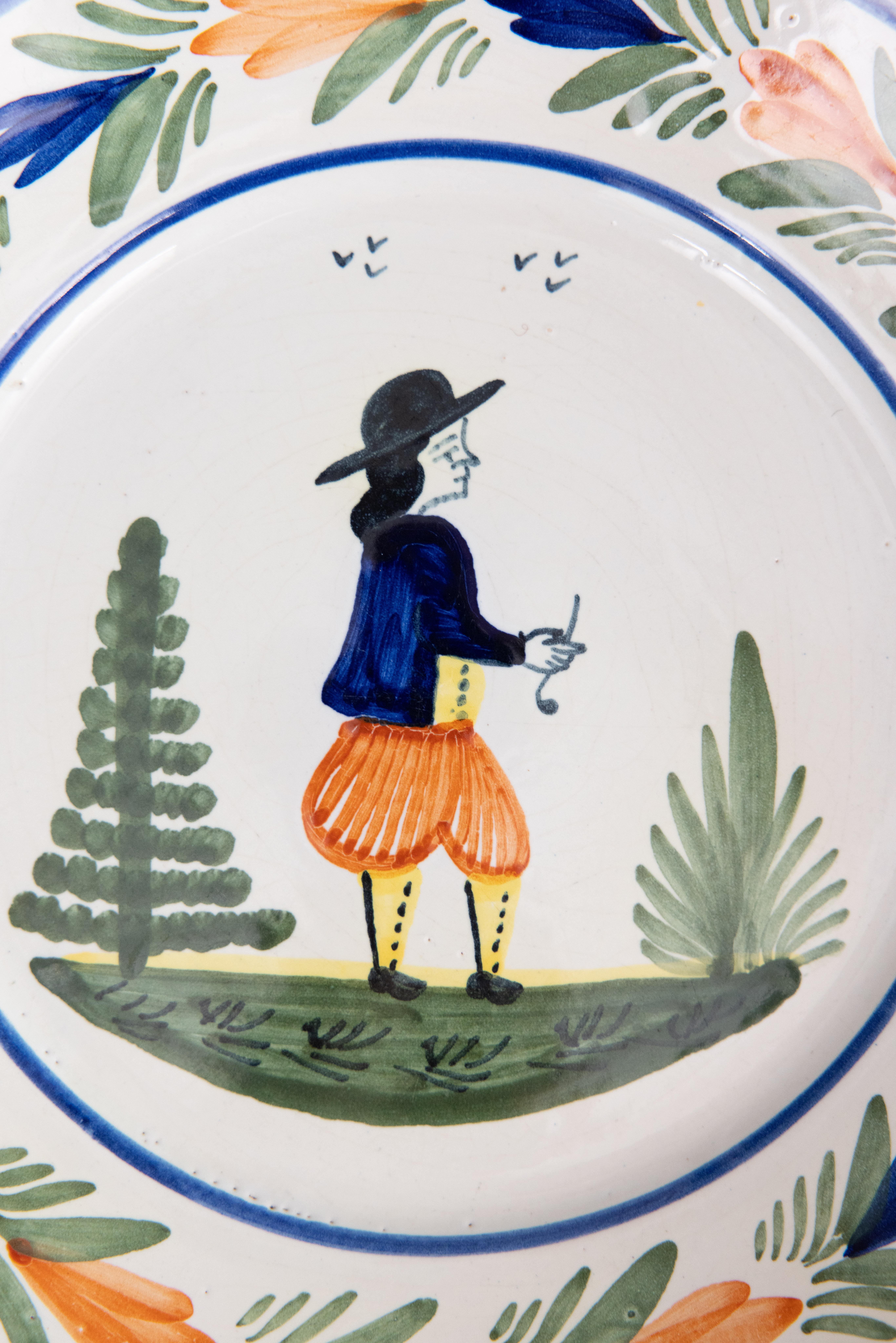 Français Paire d'assiettes Quimper en faïence française, vers 1920 en vente