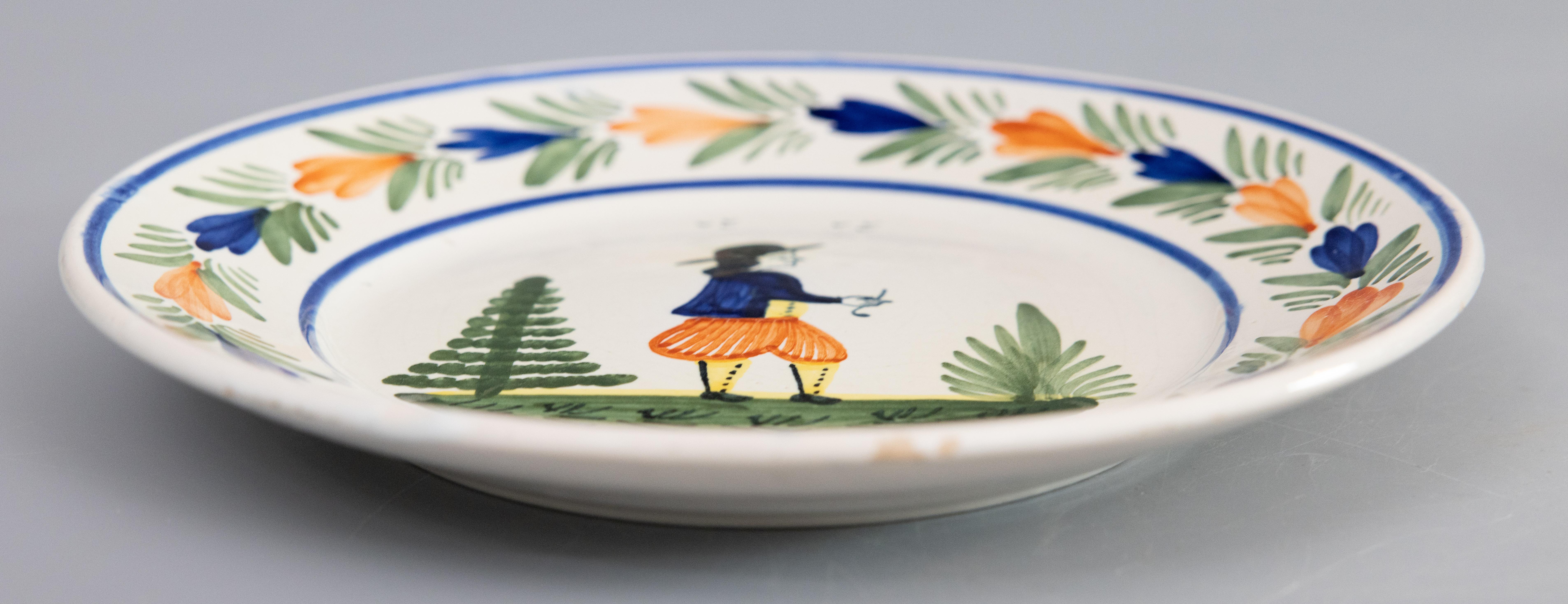 Cuit Paire d'assiettes Quimper en faïence française, vers 1920 en vente