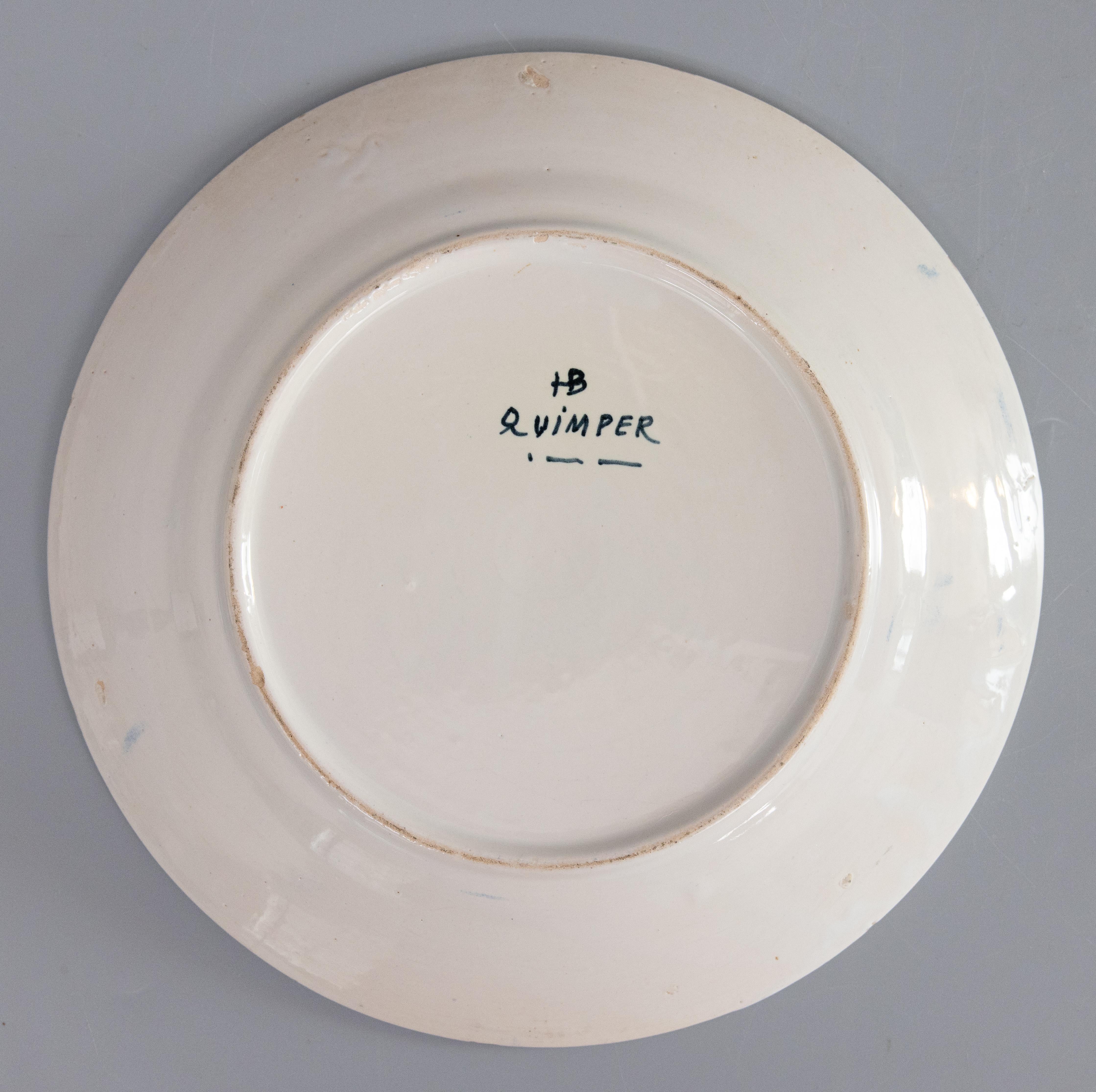 Paire d'assiettes Quimper en faïence française, vers 1920 Bon état - En vente à Pearland, TX