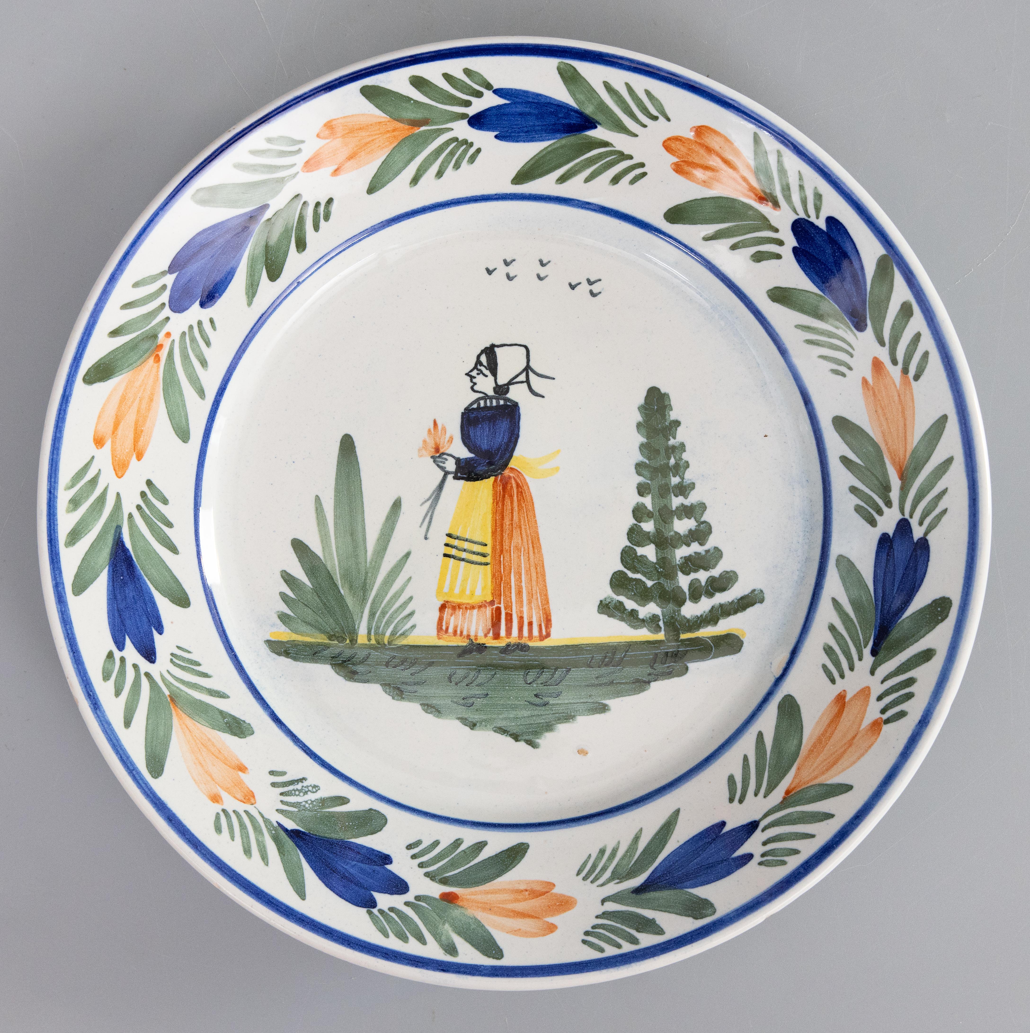 Début du 20ème siècle Paire d'assiettes Quimper en faïence française, vers 1920 en vente