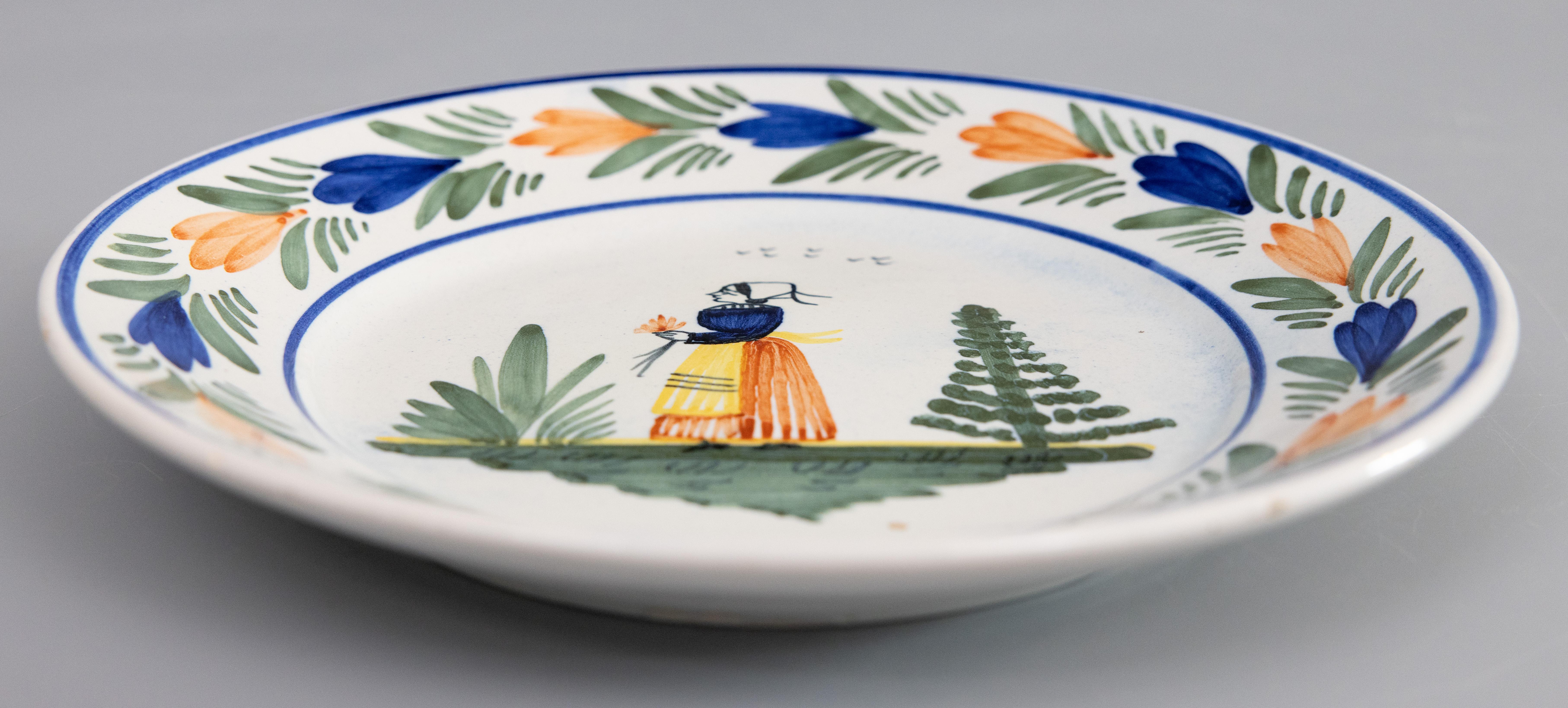 Paire d'assiettes Quimper en faïence française, vers 1920 en vente 1