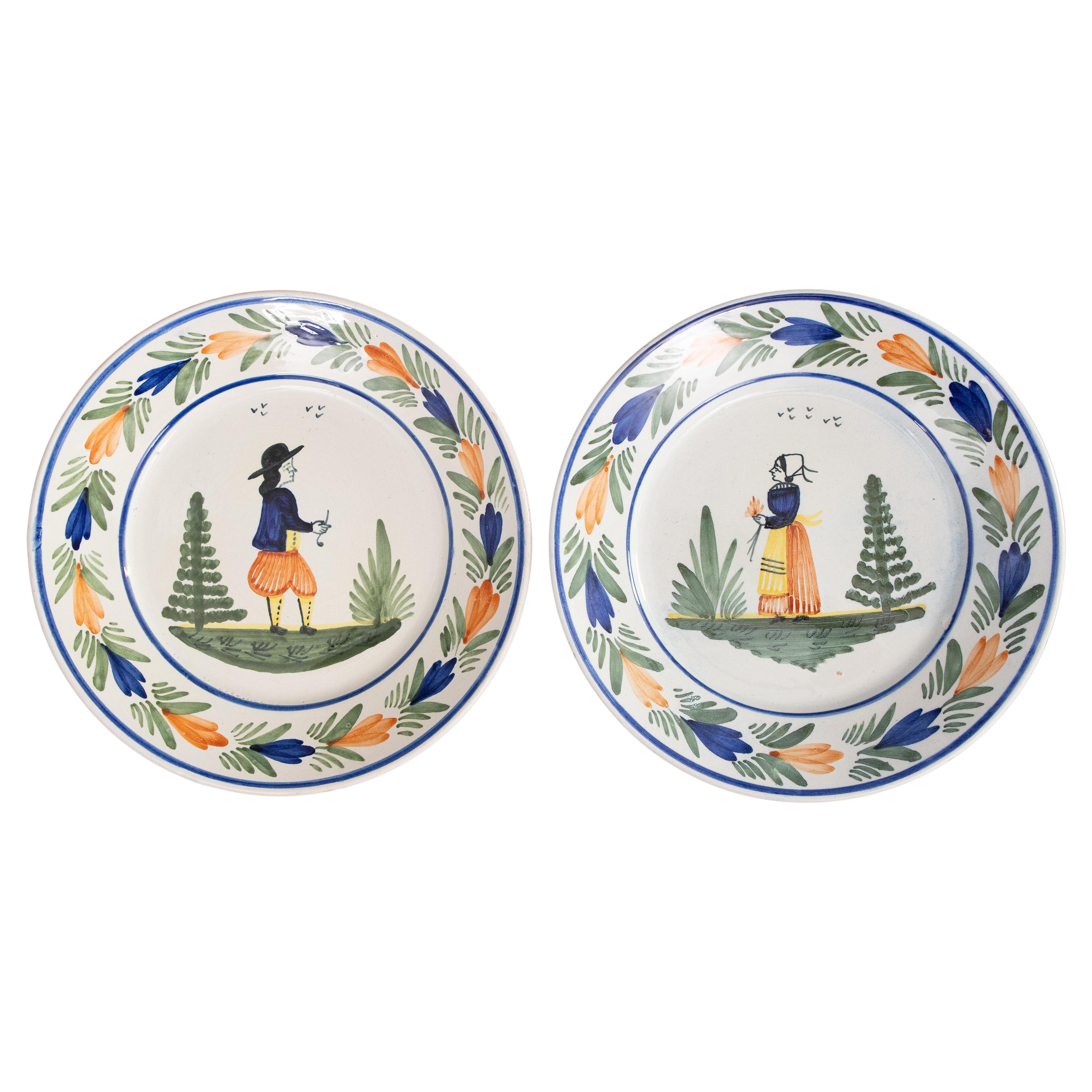 Paire d'assiettes Quimper en faïence française, vers 1920 en vente