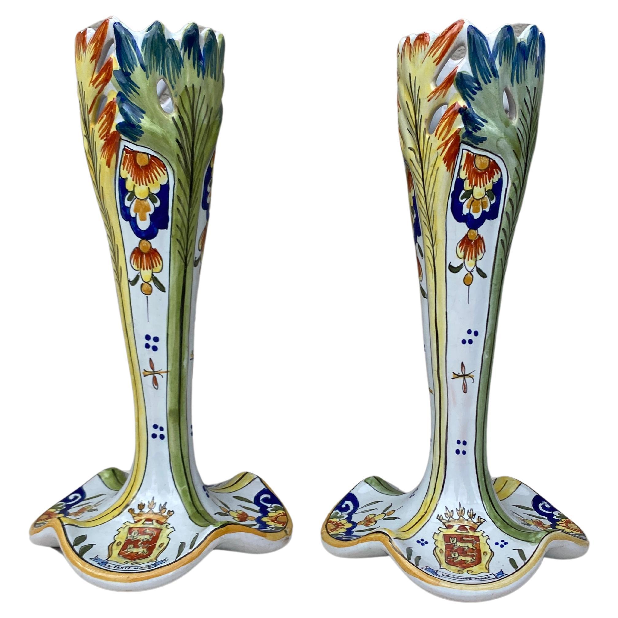 Paar französische Fayence-Vasen, um 1900 im Angebot