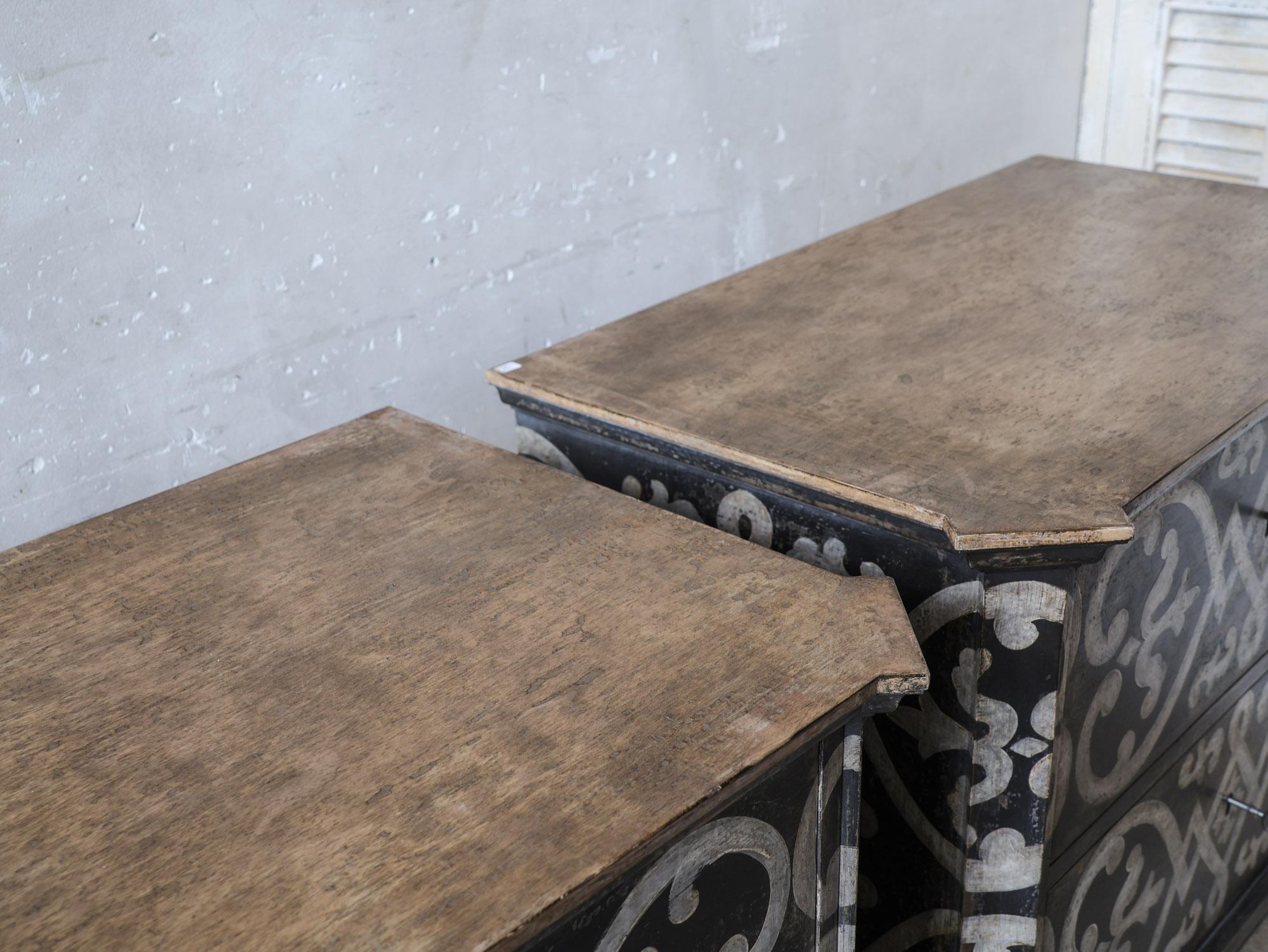 Coppia di comodini francesi - Comodini in patina nera e bianca in vendita 3
